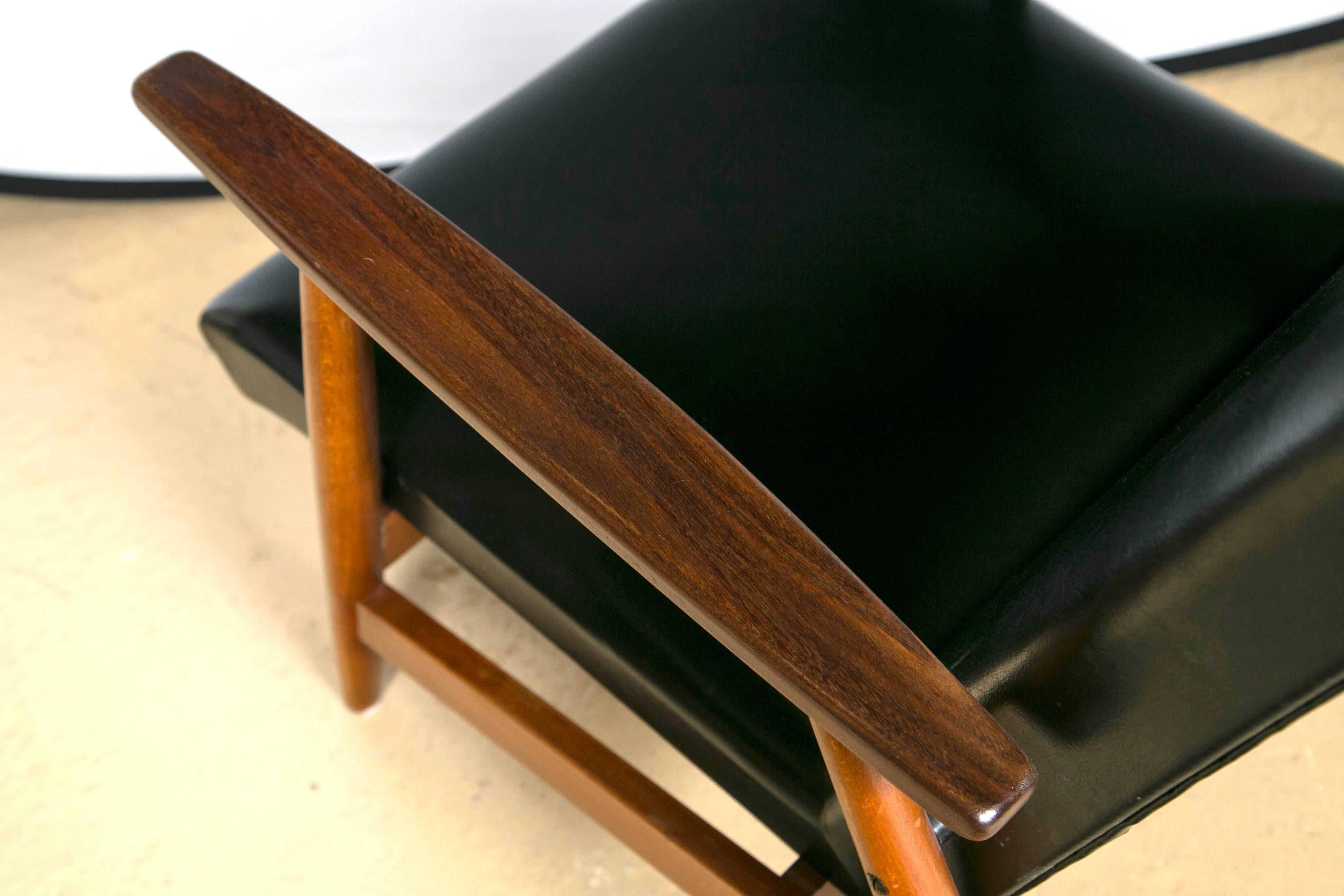 Pair of Mid Century Modern Scandinavian Teak and Black Lounge Chairs For Sale 1