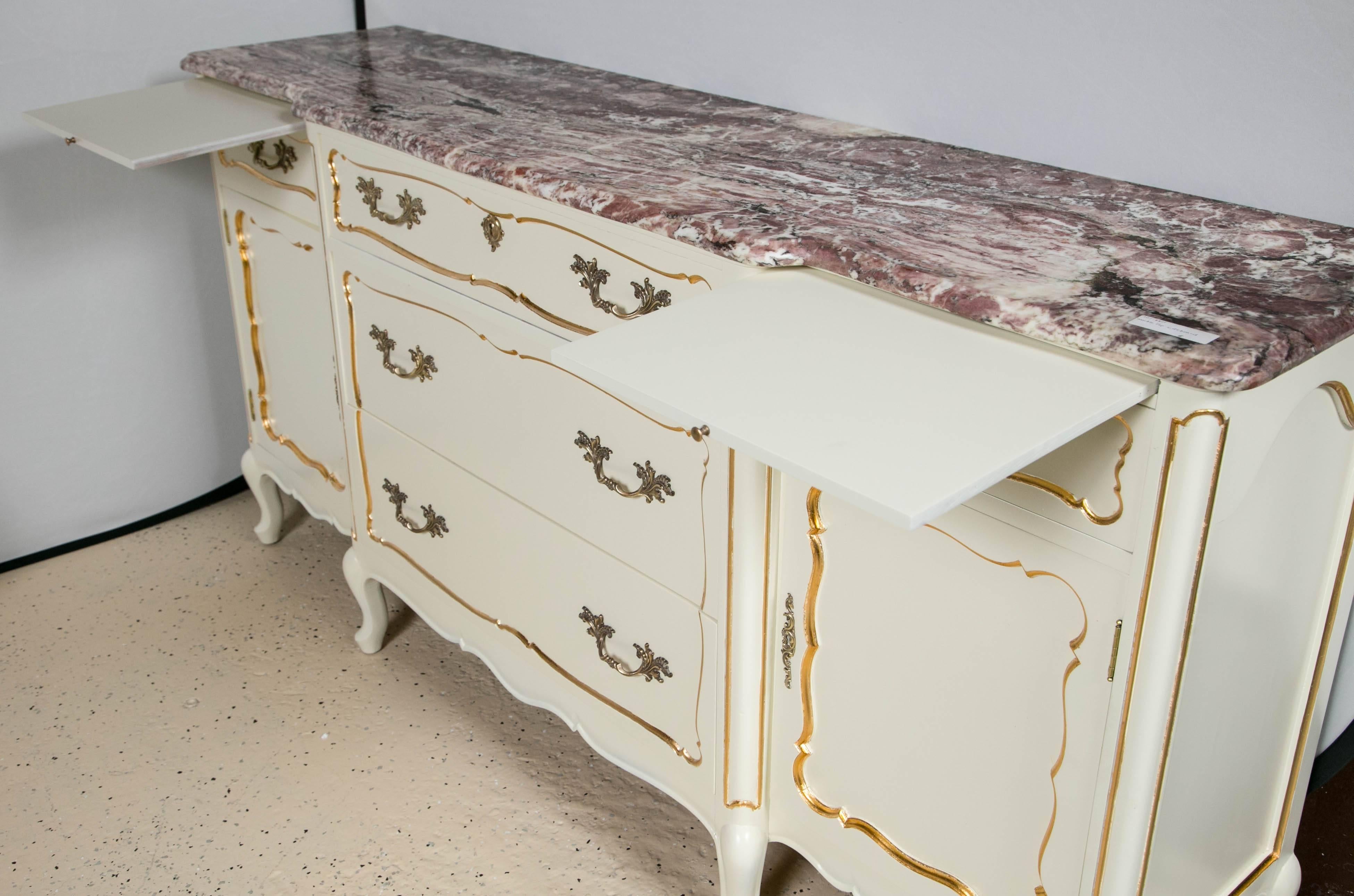 Custom Quality Weiß Marmor-Top Farbe dekoriert und Giltwood Sideboard Kommode (Louis XV.) im Angebot