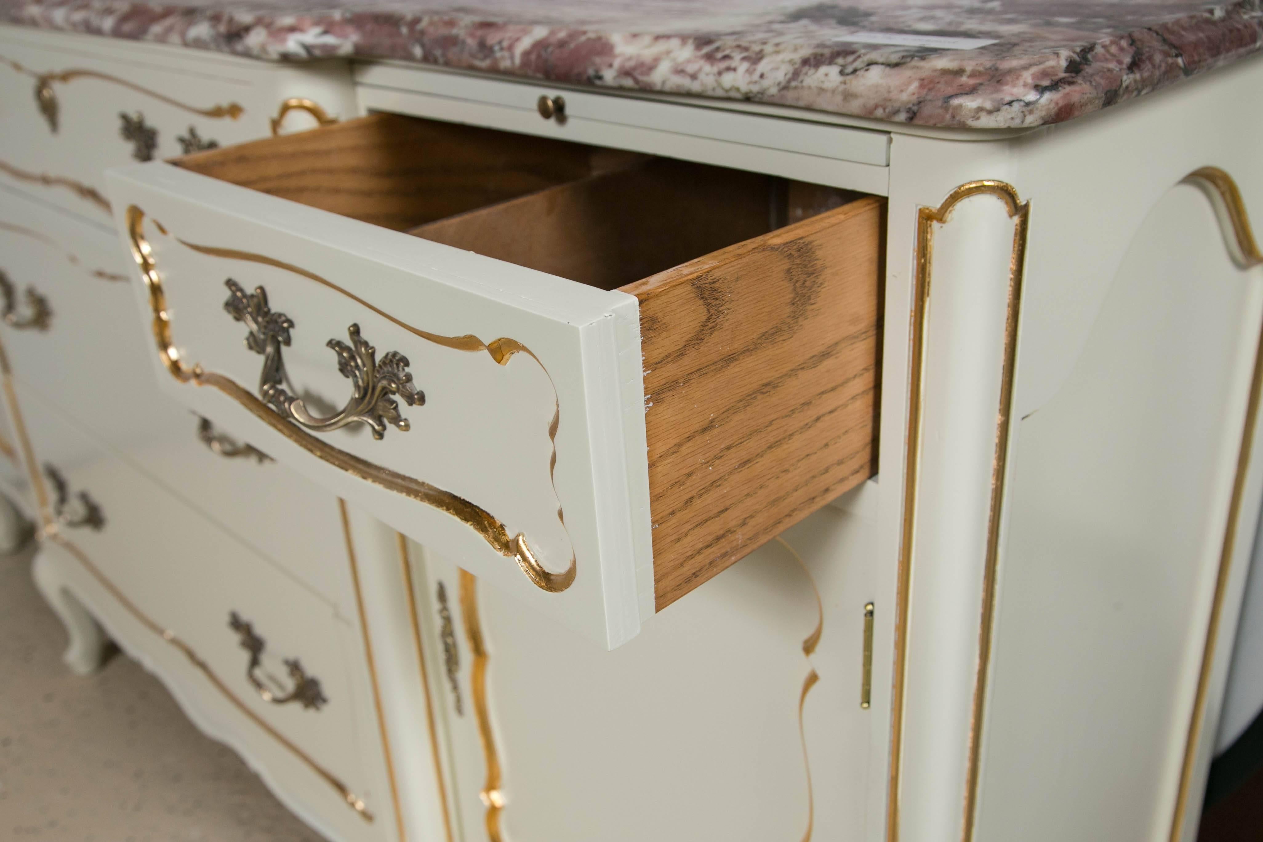 Custom Quality Weiß Marmor-Top Farbe dekoriert und Giltwood Sideboard Kommode (amerikanisch) im Angebot