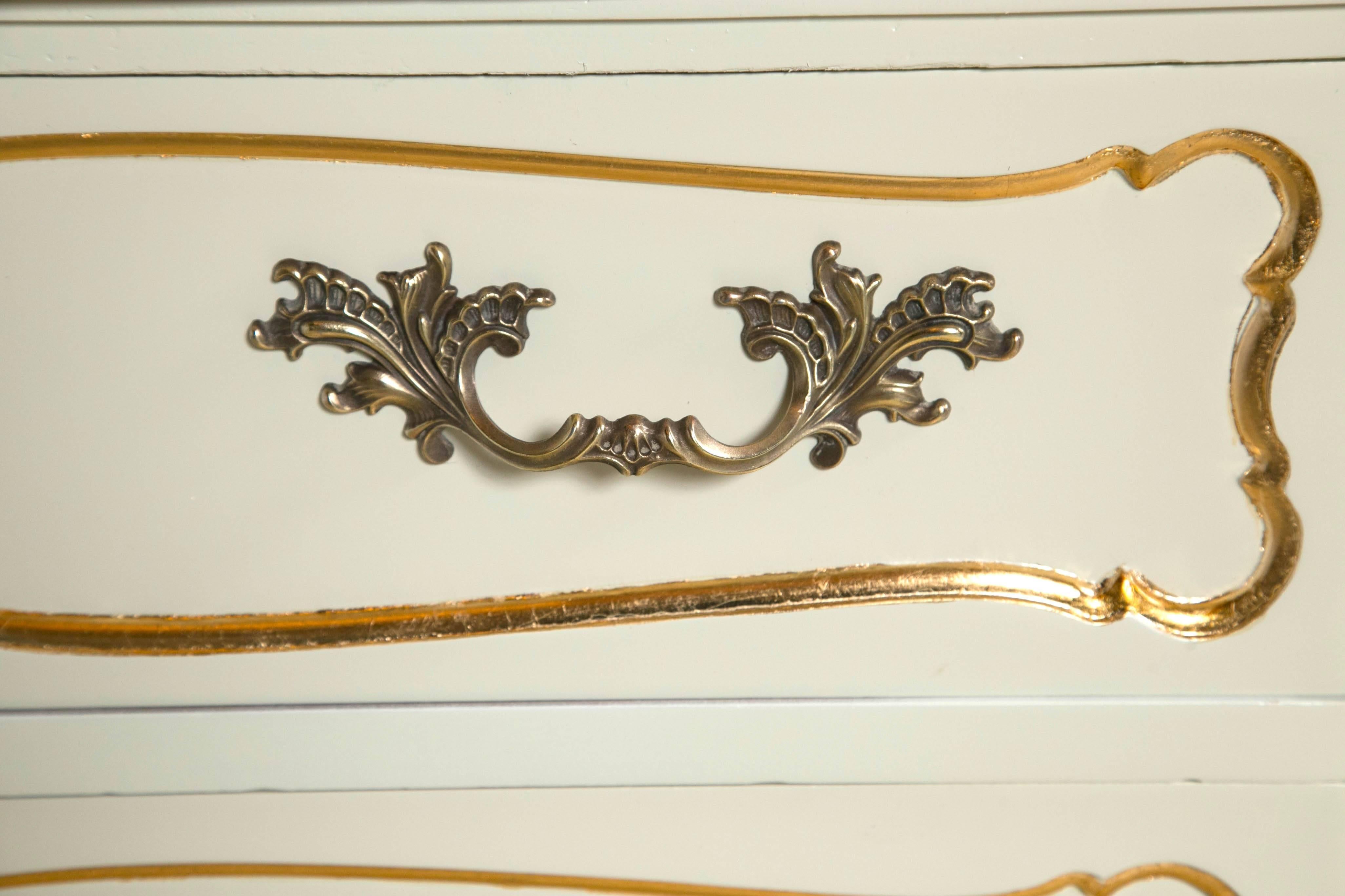 Custom Quality White Marble-Top Paint Decorated and Giltwood Sideboard Dresser In Good Condition For Sale In Stamford, CT