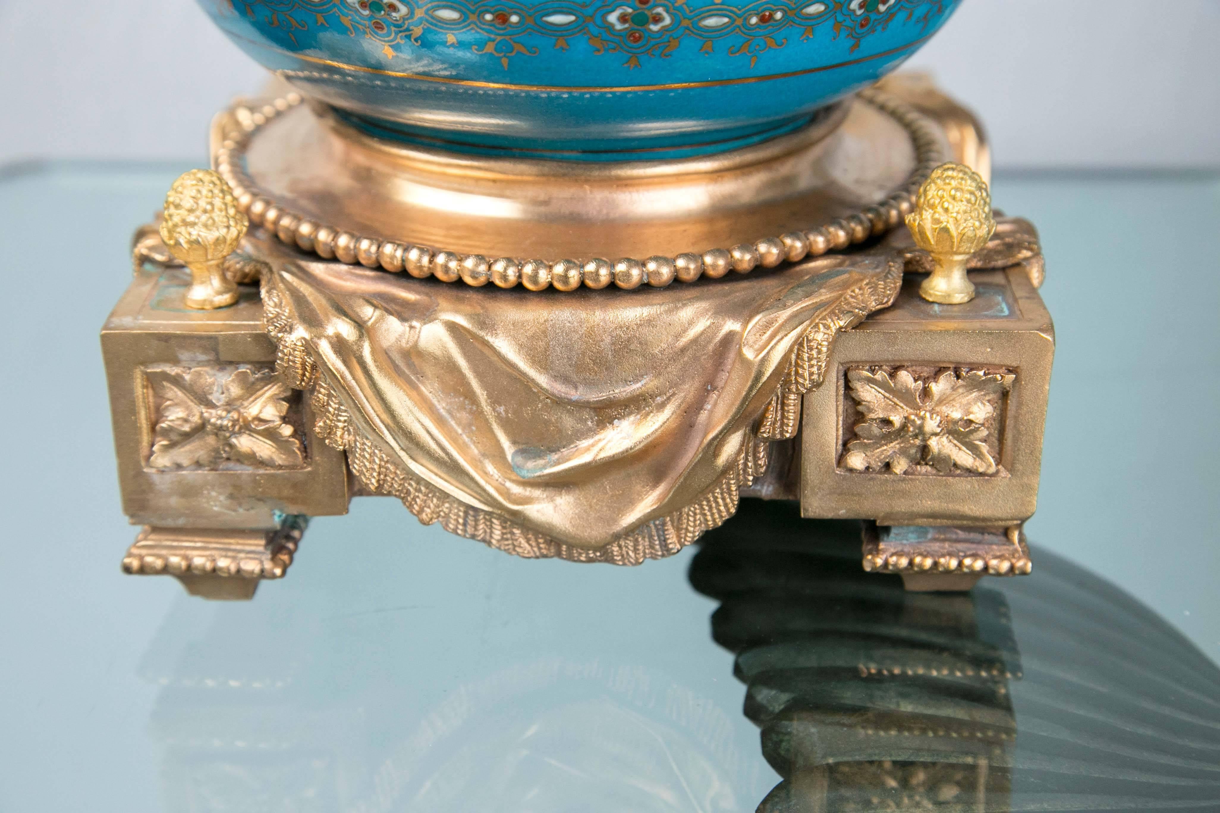 Pair of Sèvres Style Porcelain and Gilt Bronze Cache Pots In Good Condition For Sale In Woodbury, CT
