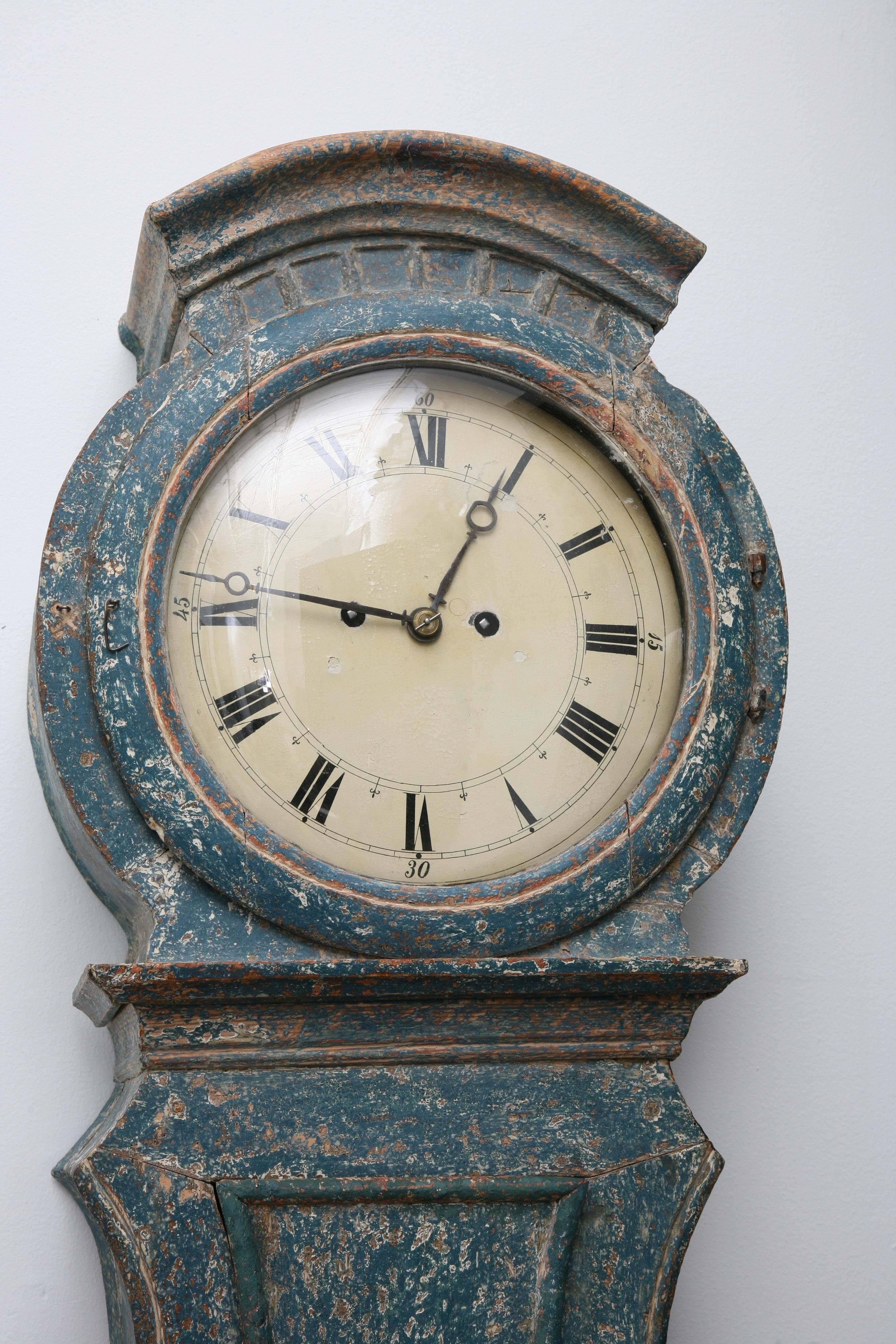 18th century antique Swedish Gustavian Moro clock painted a teal color blue
with dry scraped distressed finish, a carved and crown moulded adornment over
the face of the clock, a reversed arched moulding in centre of the clock case,
half round