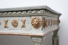 Ancienne console gustavienne suédoise en bois doré et peint avec dessus en faux marbre gris