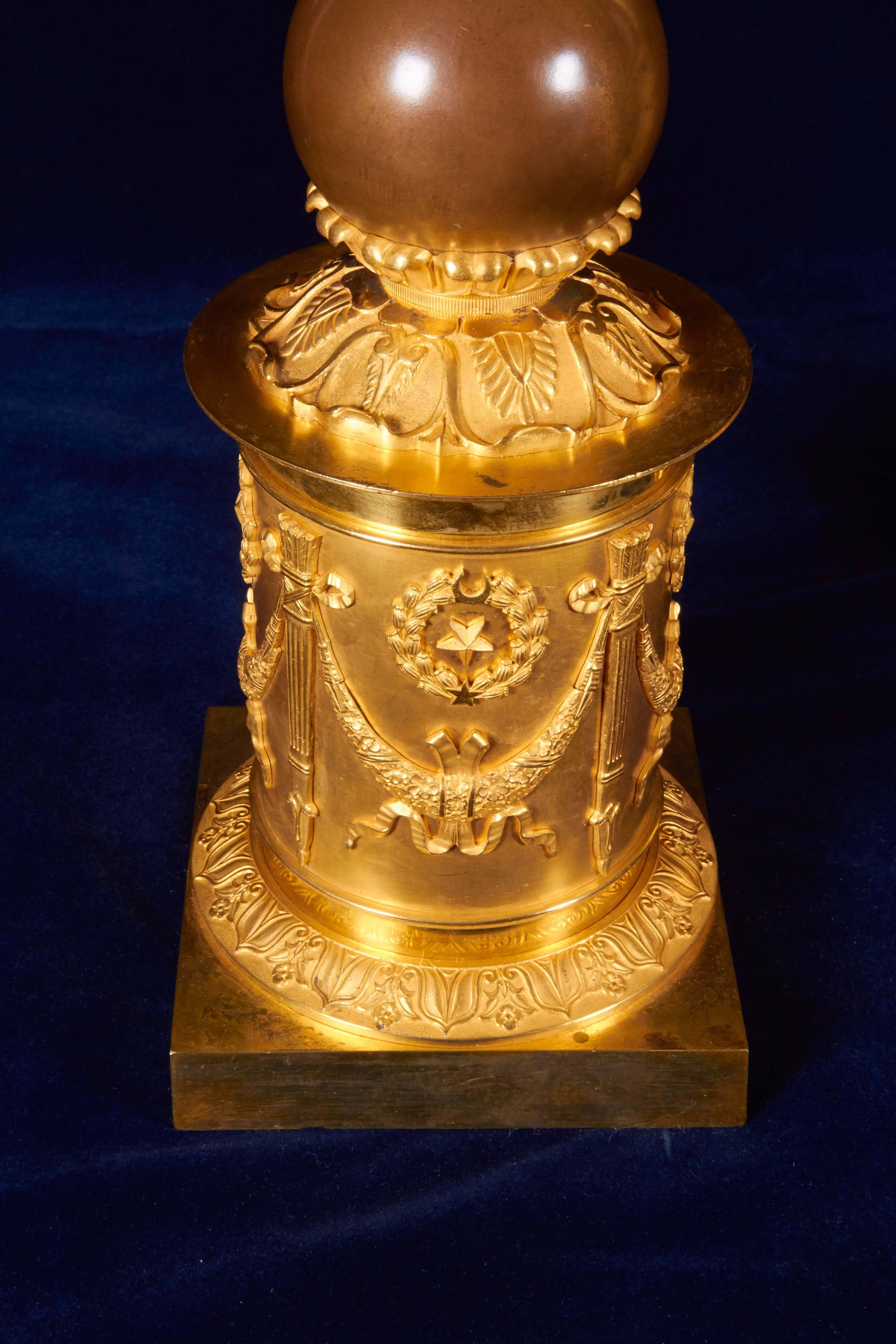 Une magnifique paire de candélabres figuratifs en bronze doré de la période Empire français. Chacun de ces magnifiques candélabres à cinq bras est méticuleusement moulé et ciselé à la main avec les détails les plus fins possibles et présente une