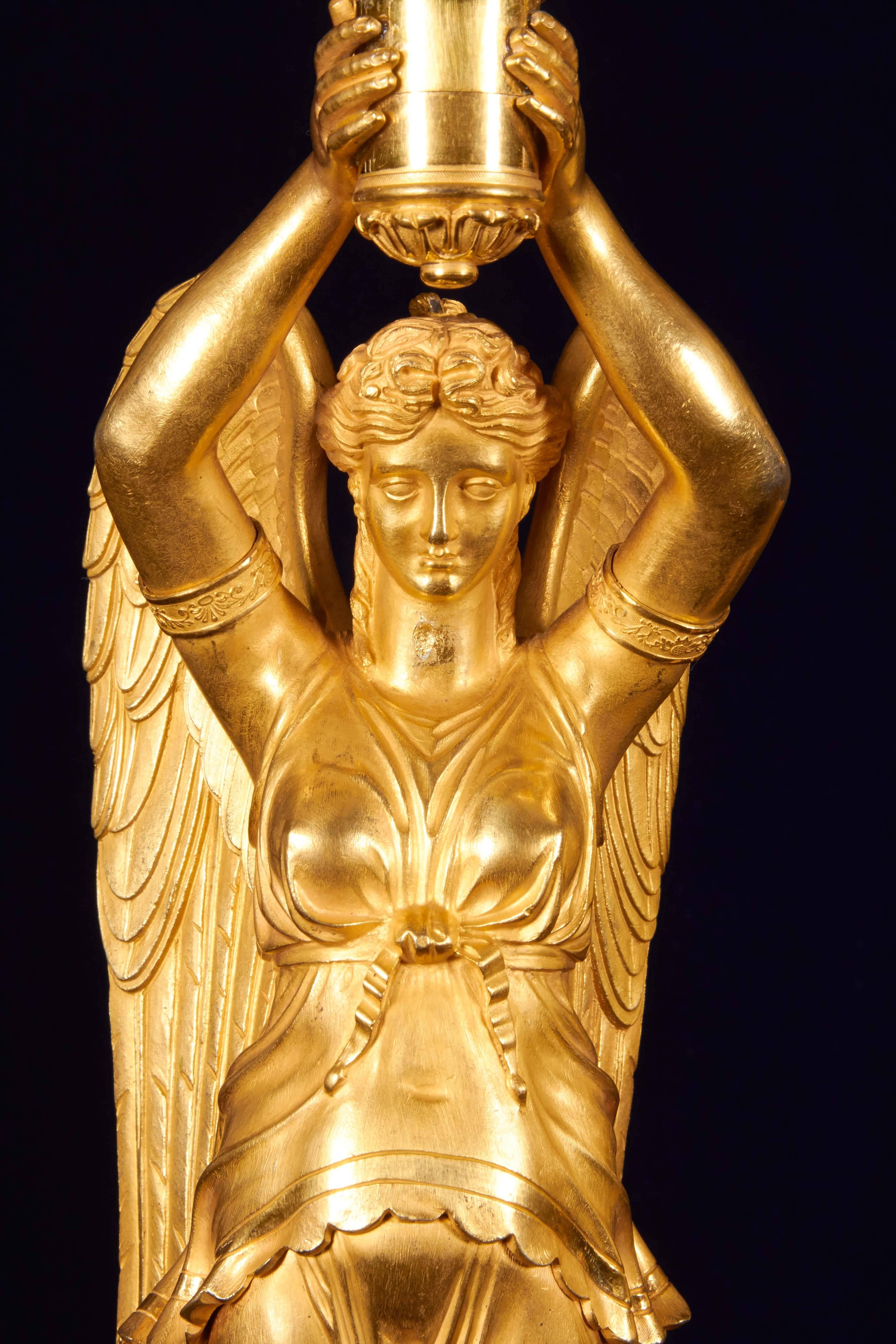 Doré Paire de candélabres figuratifs en bronze Dor d'époque Empire français, vers 1810 en vente