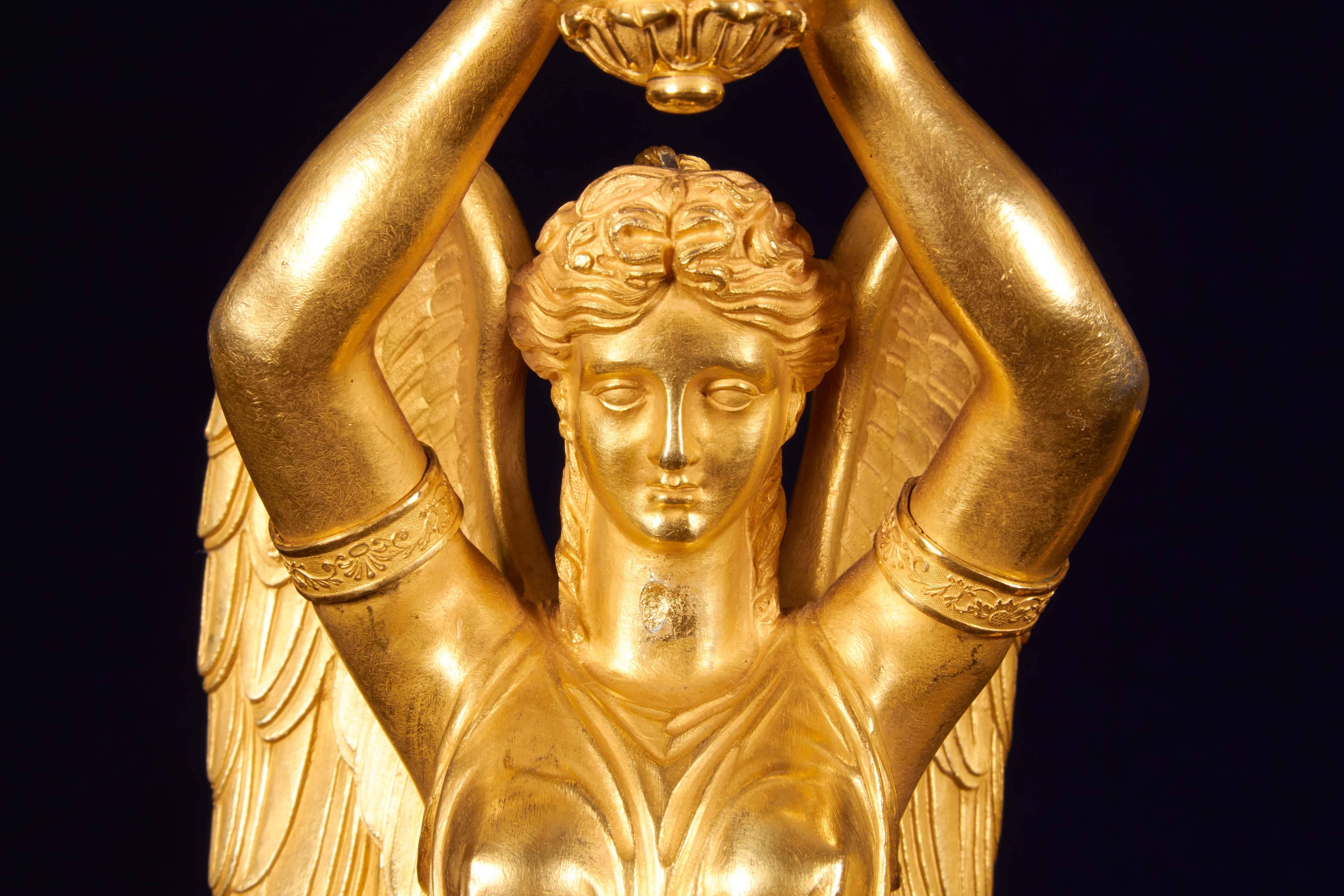 Paire de candélabres figuratifs en bronze Dor d'époque Empire français, vers 1810 Excellent état à New York, NY