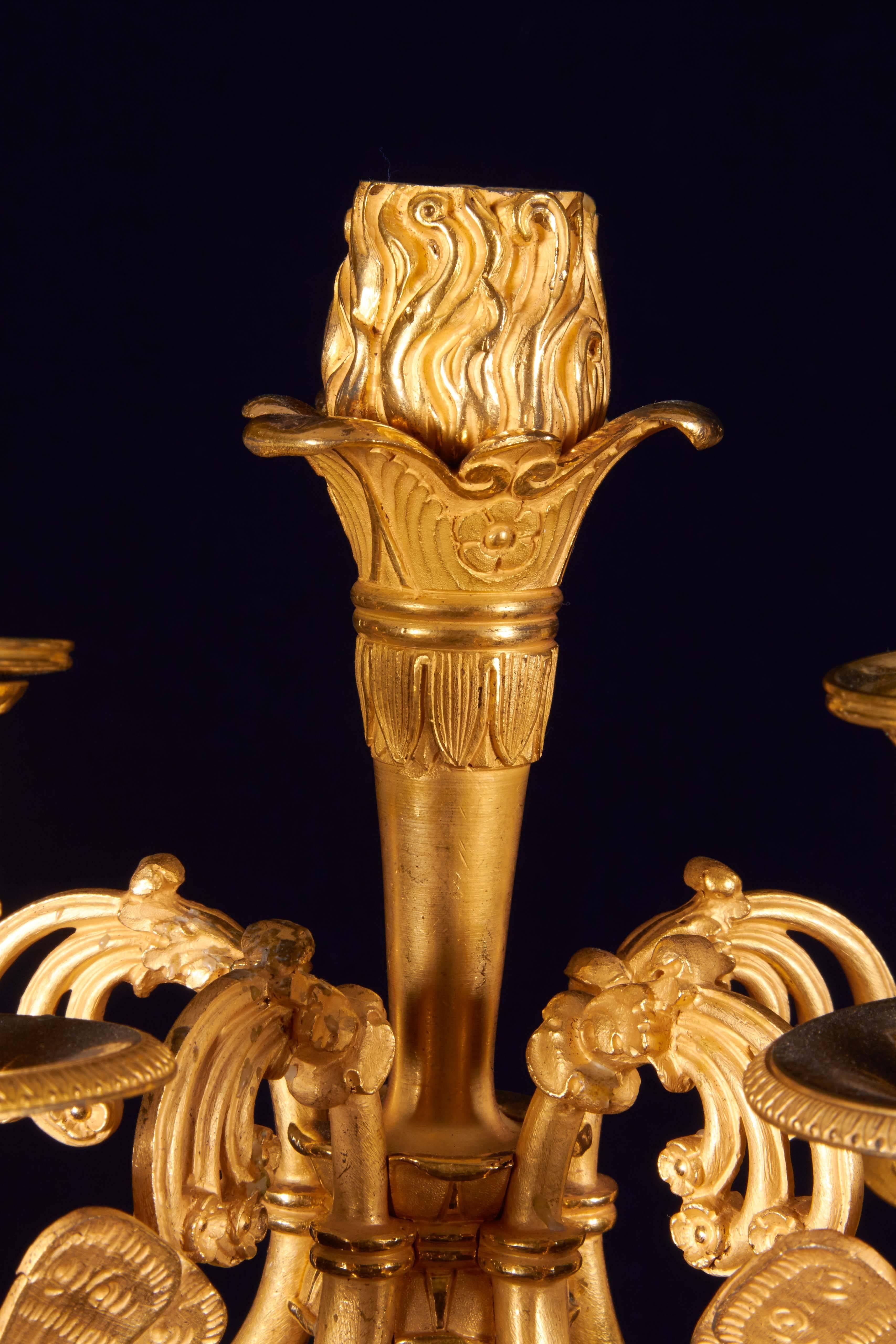 Début du XIXe siècle Paire de candélabres figuratifs en bronze Dor d'époque Empire français, vers 1810 en vente