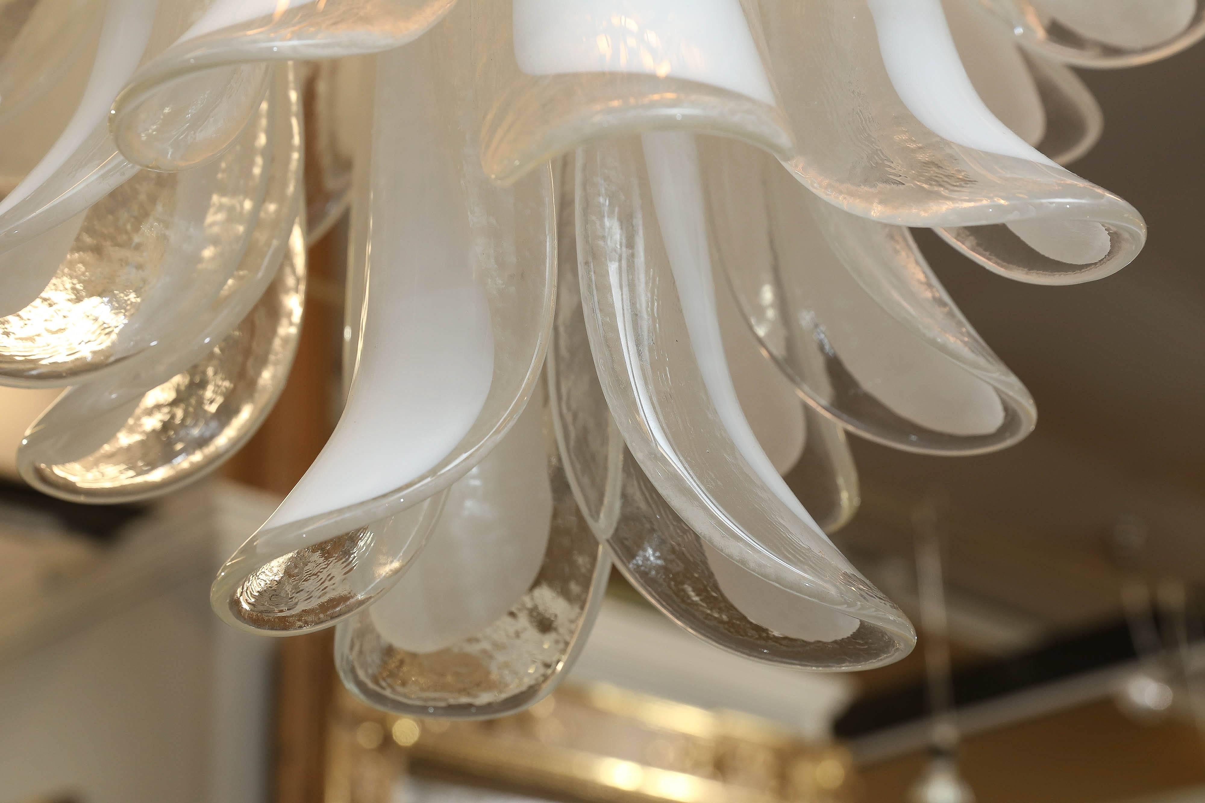 For hundreds of years Murano chandeliers have been signs of style and taste, symbolizing both luxury as well as opulence for at least 300 years. Designers and interior decorators alike realize there is no other symbol of power and opulence as a