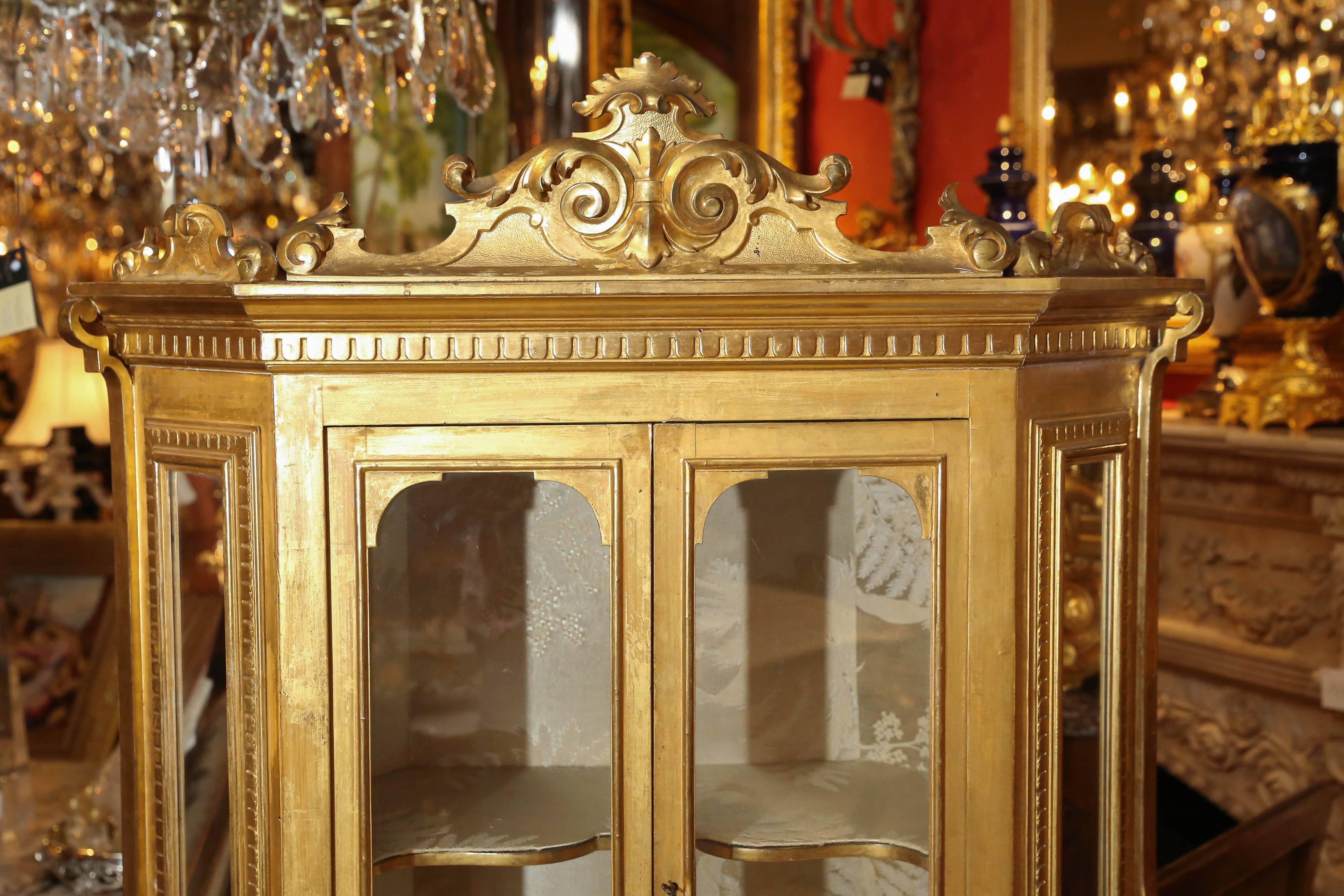 Giltwood Corner Console with  upper glass enclosed cabinet 19th Century, Italian In Good Condition In Houston, TX