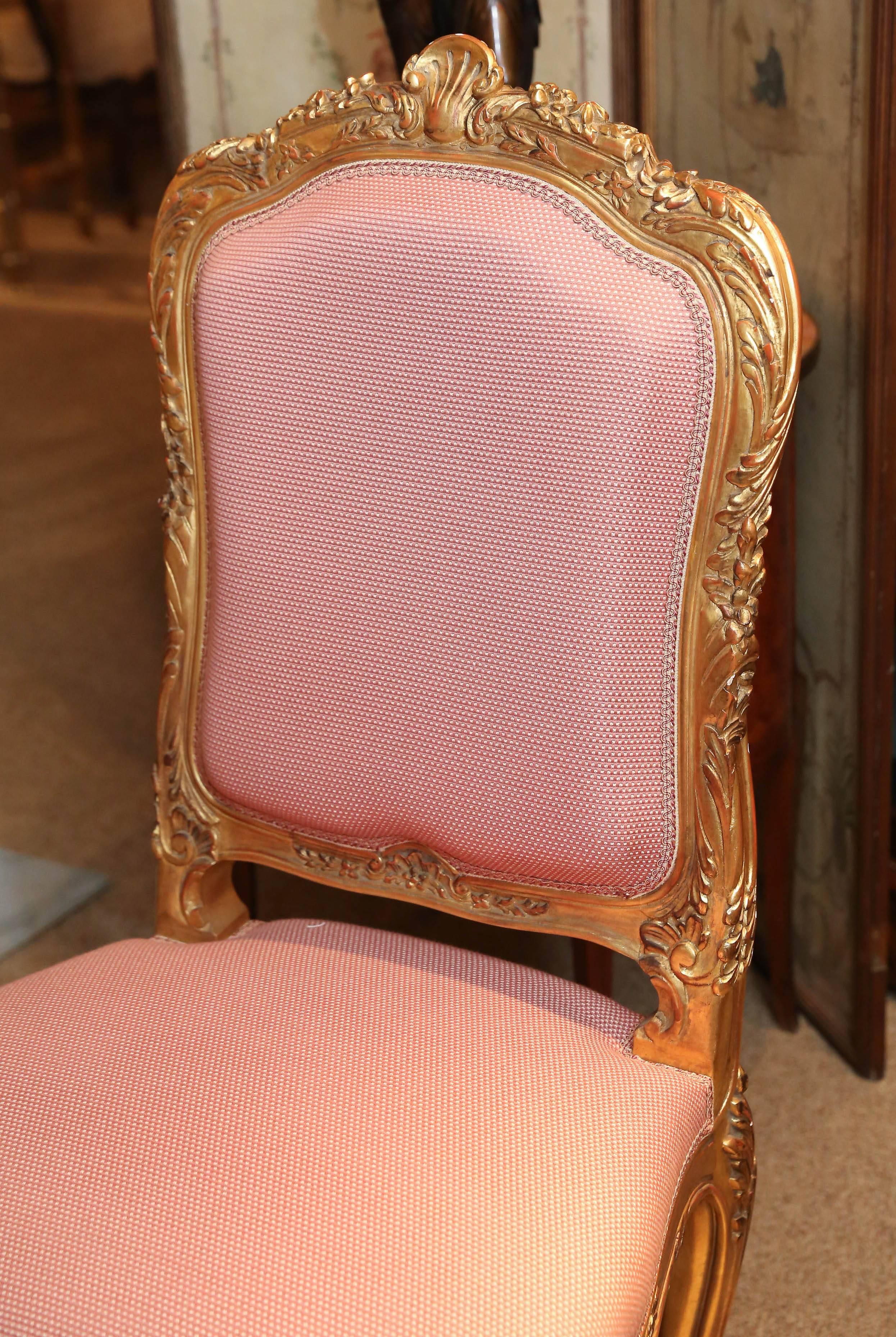 Eight Louis XV style dining chairs in giltwood. Beautifully carved
with an arched crest rail centering a stylized scrolling shell issuing trailing flowers above a serpentine rectangular padded back similarity carved on a
trapezoidal seat over a