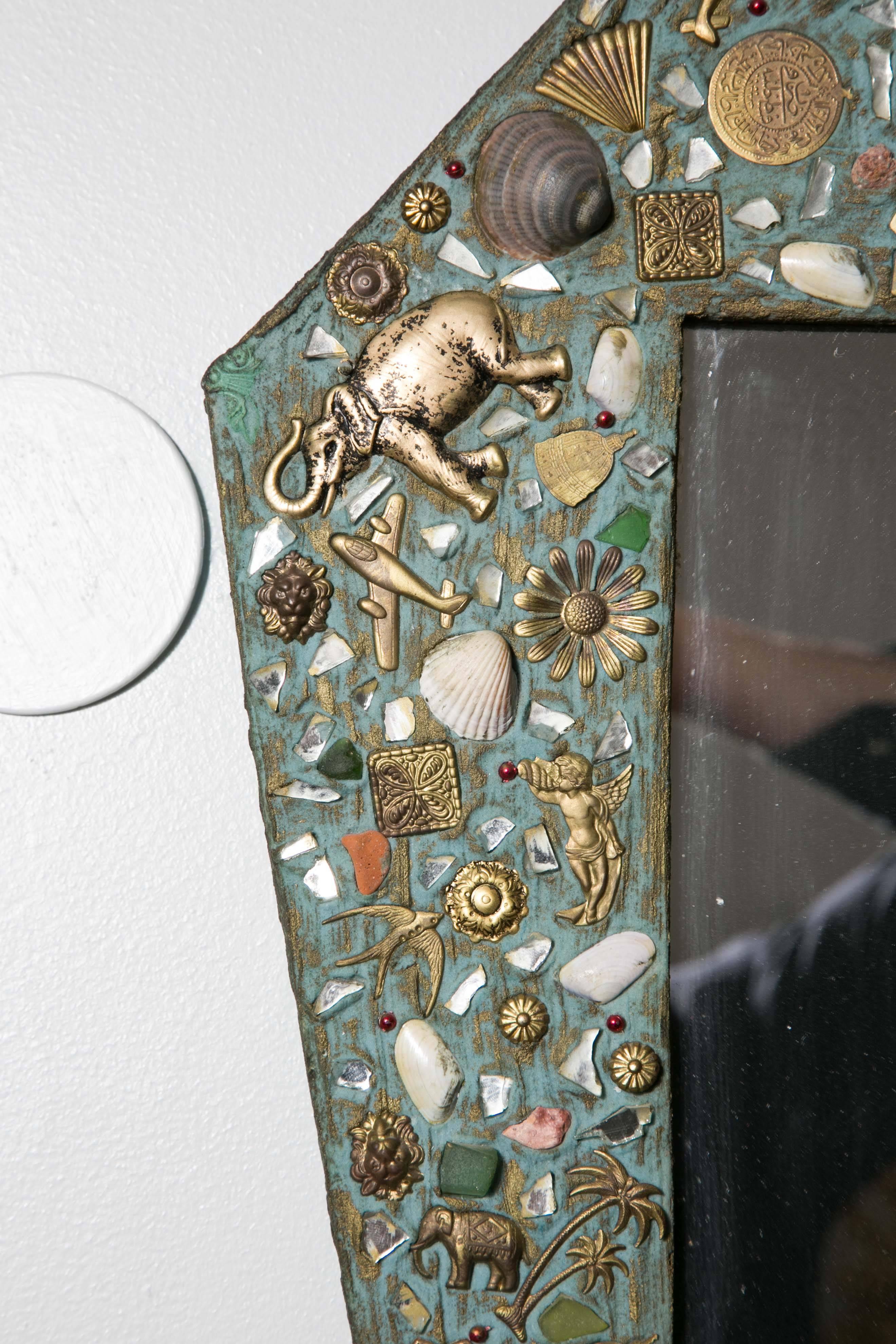 Mirror in resin with full of small pieces, decorations, shells and glass.
Base in wood,
In style of Anthony Redmile,
circa 1960.
