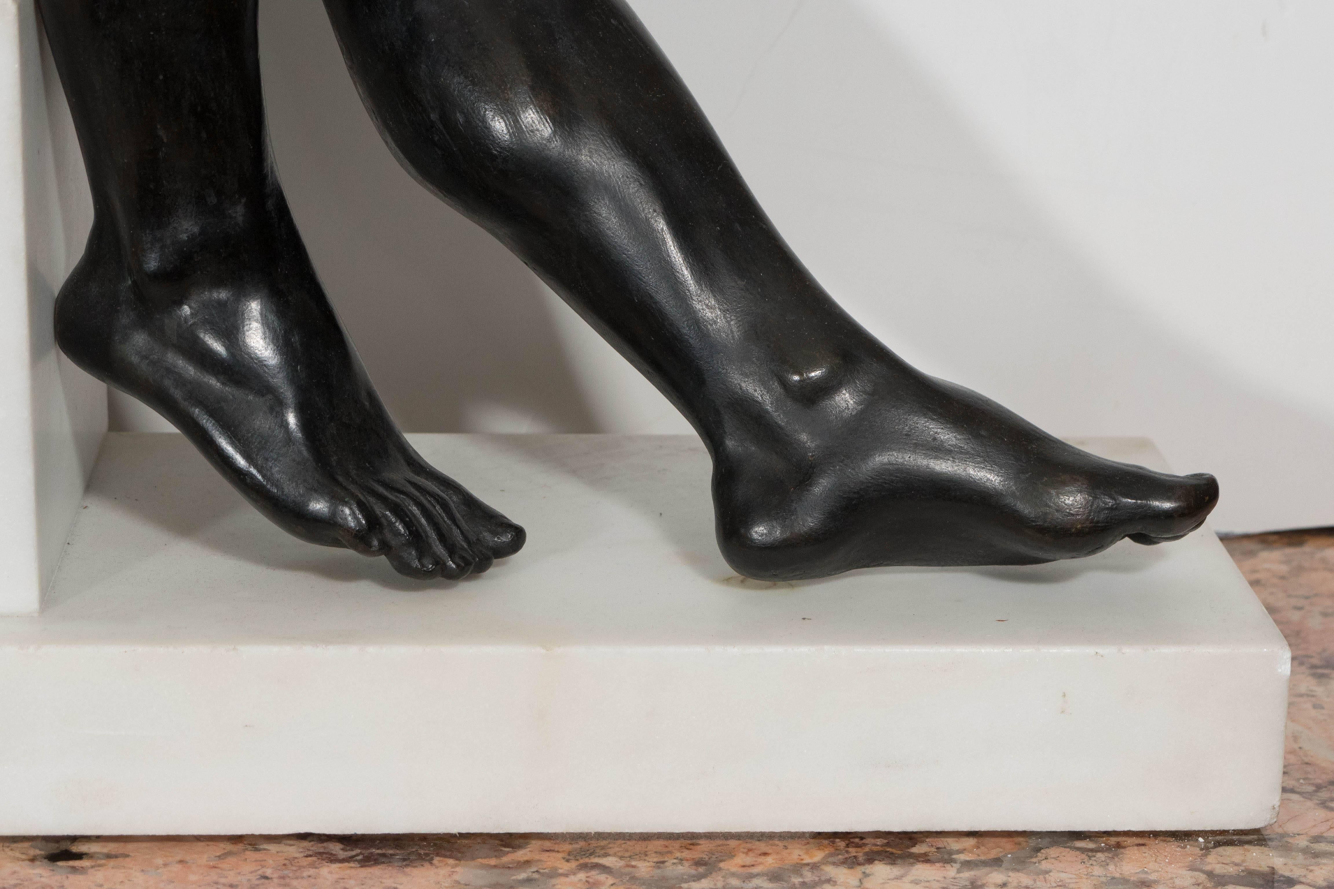 Néoclassique Sculpture de nu masculin de style néoclassique italien en bronze patiné en vente