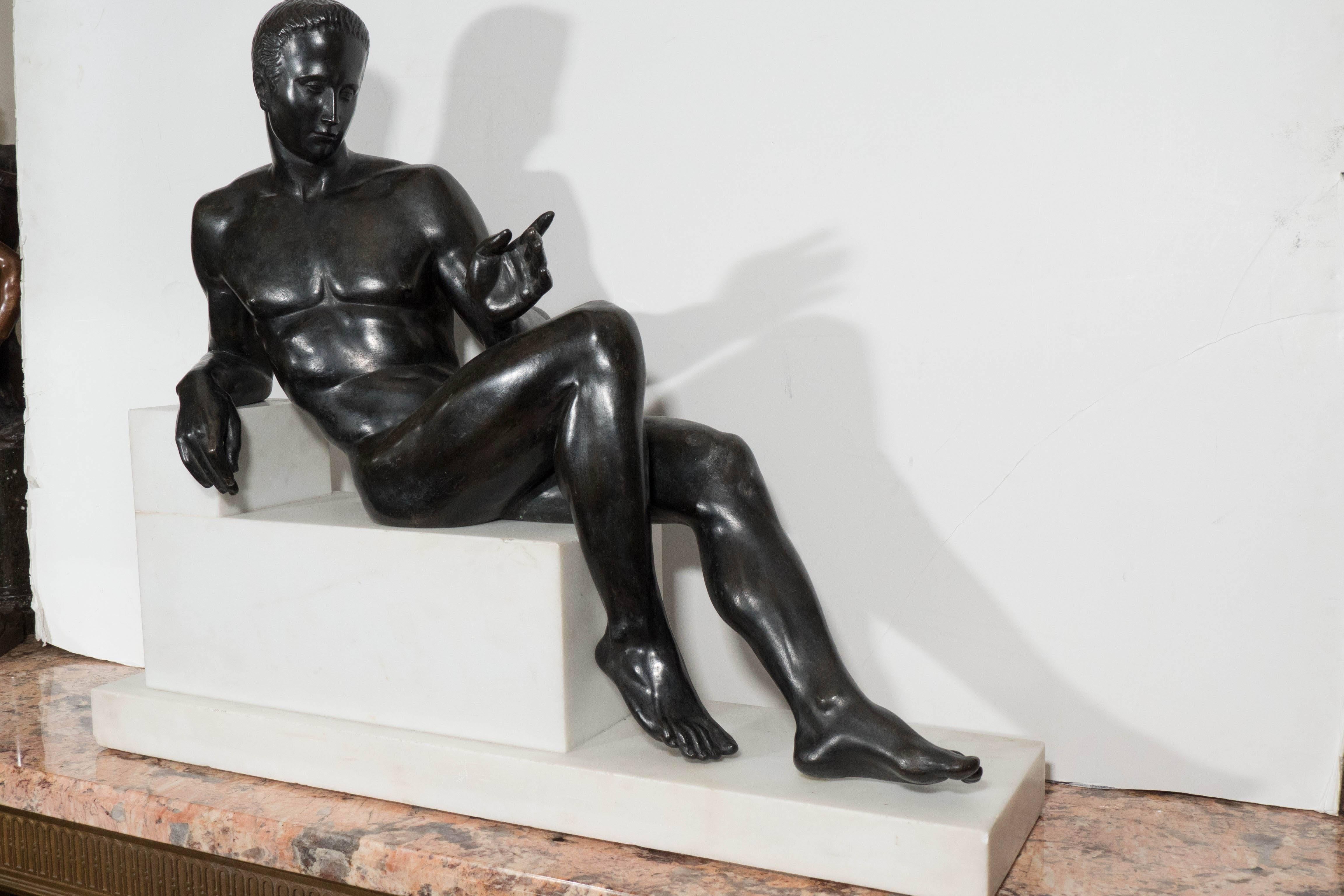 Patiné Sculpture de nu masculin de style néoclassique italien en bronze patiné en vente