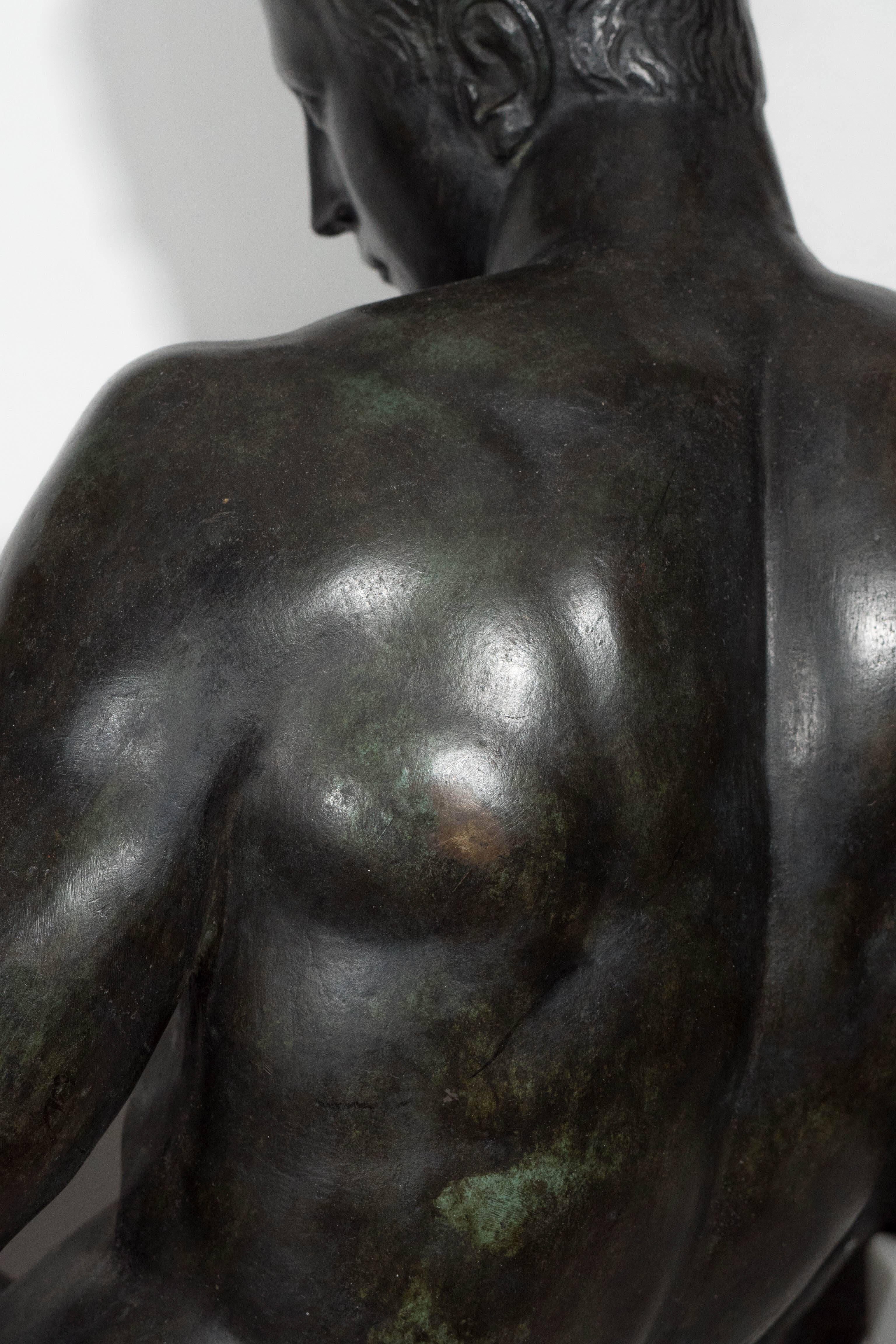 Sculpture de nu masculin de style néoclassique italien en bronze patiné en vente 1
