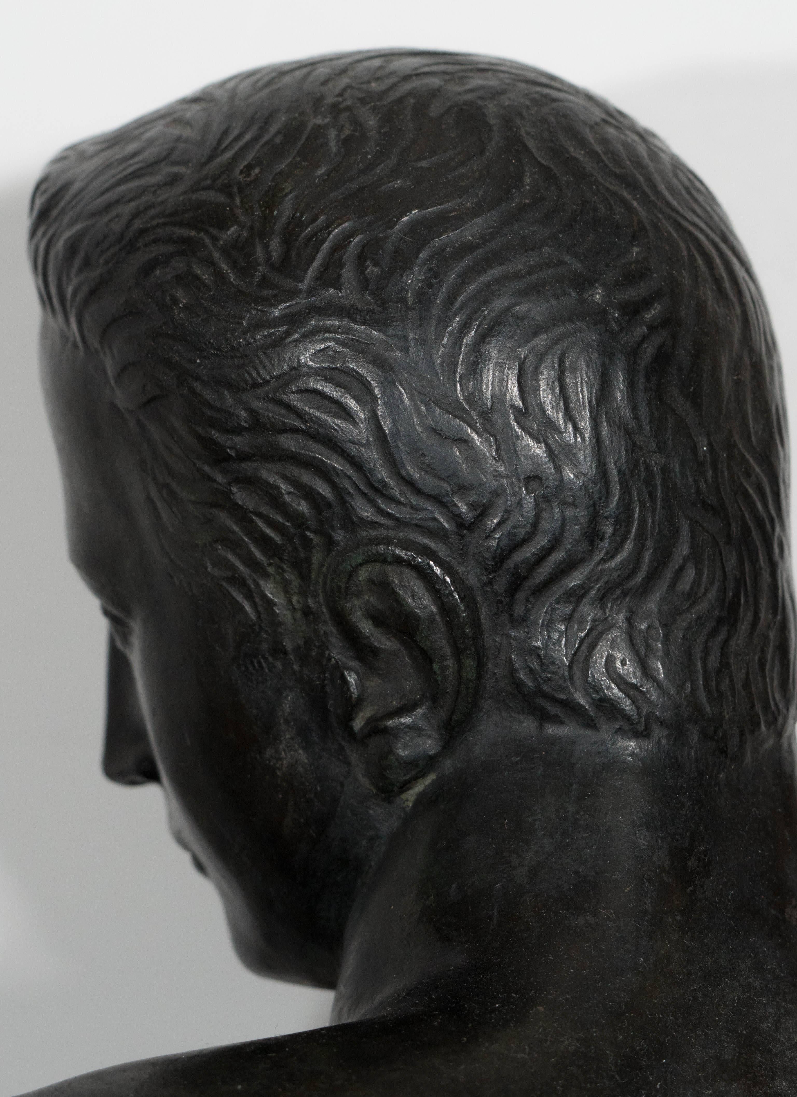 Sculpture de nu masculin de style néoclassique italien en bronze patiné en vente 3
