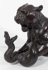 Sculpture japonaise en bronze représentant un tigre et un serpent:: période Meiji