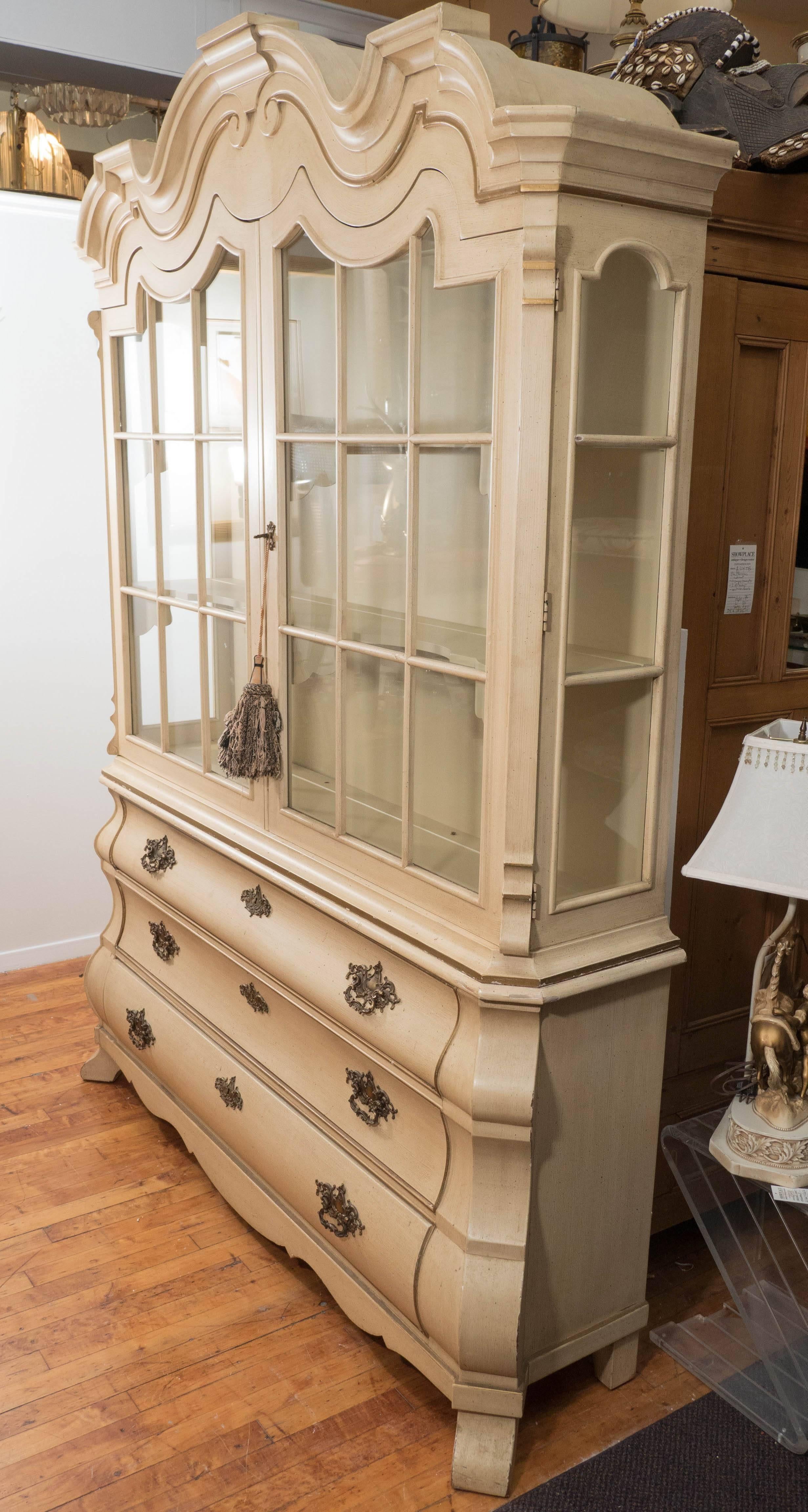 Dorothy Draper Viennese Collection Breakfront Cabinet for Henredon In Good Condition In Astoria, NY