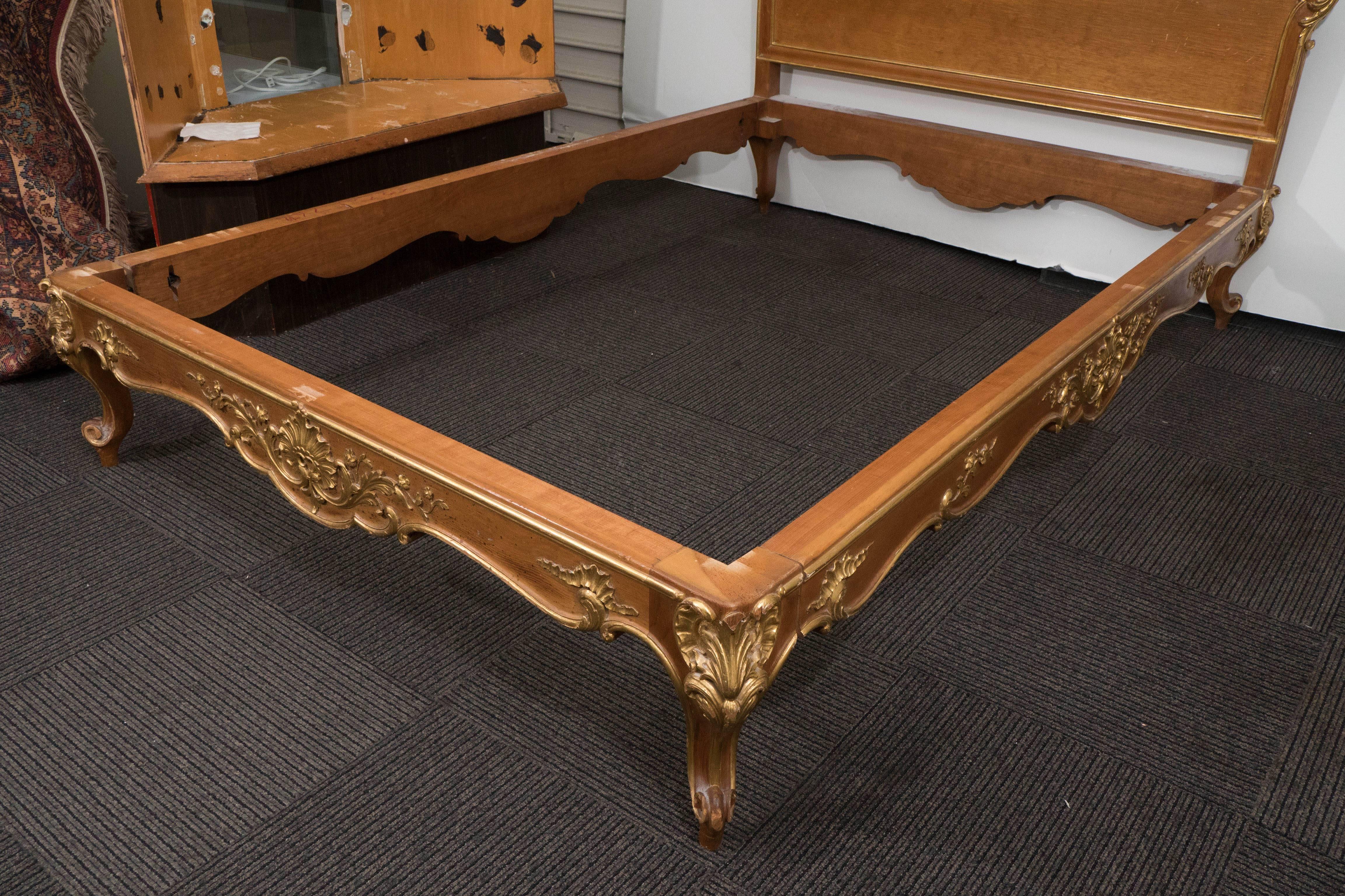 Chinoiserie Style Carved Gilt Bed 4