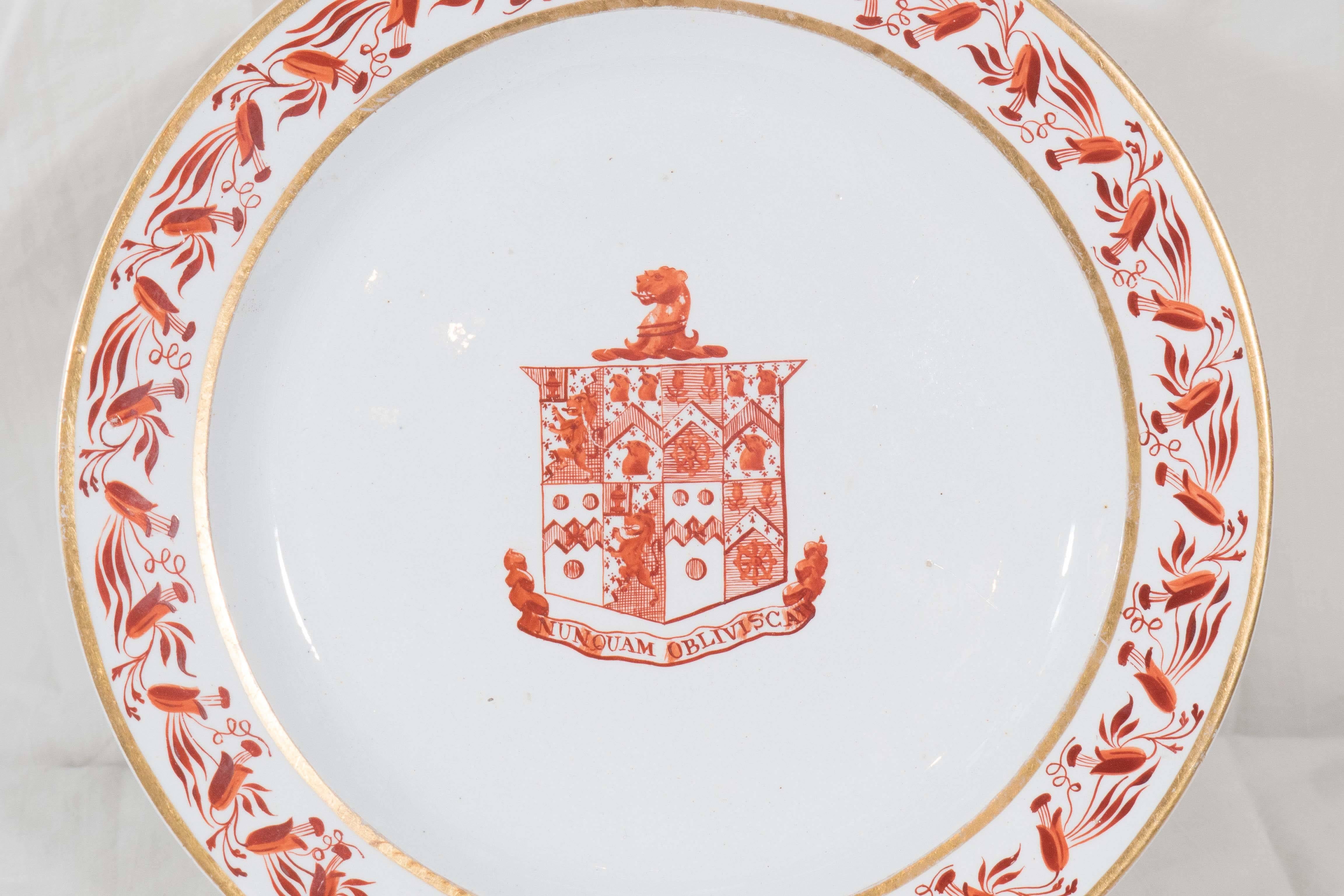George III Pair of Red Armorial Dishes, Nunquam Obliviscar 'I Shall Never Forget'