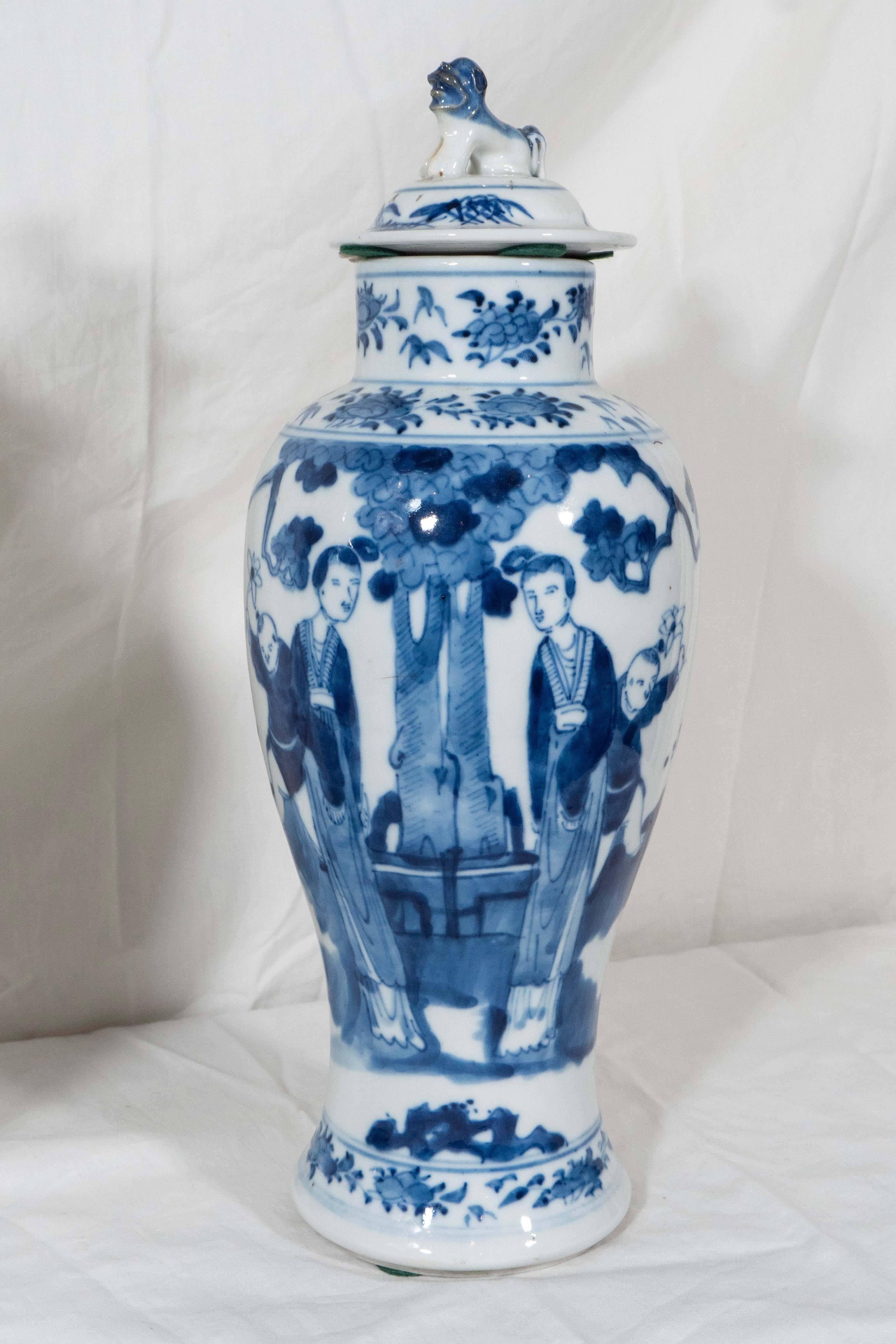 Pair of Blue and White Antique Chinese Porcelain Covered Vases In Excellent Condition In Katonah, NY