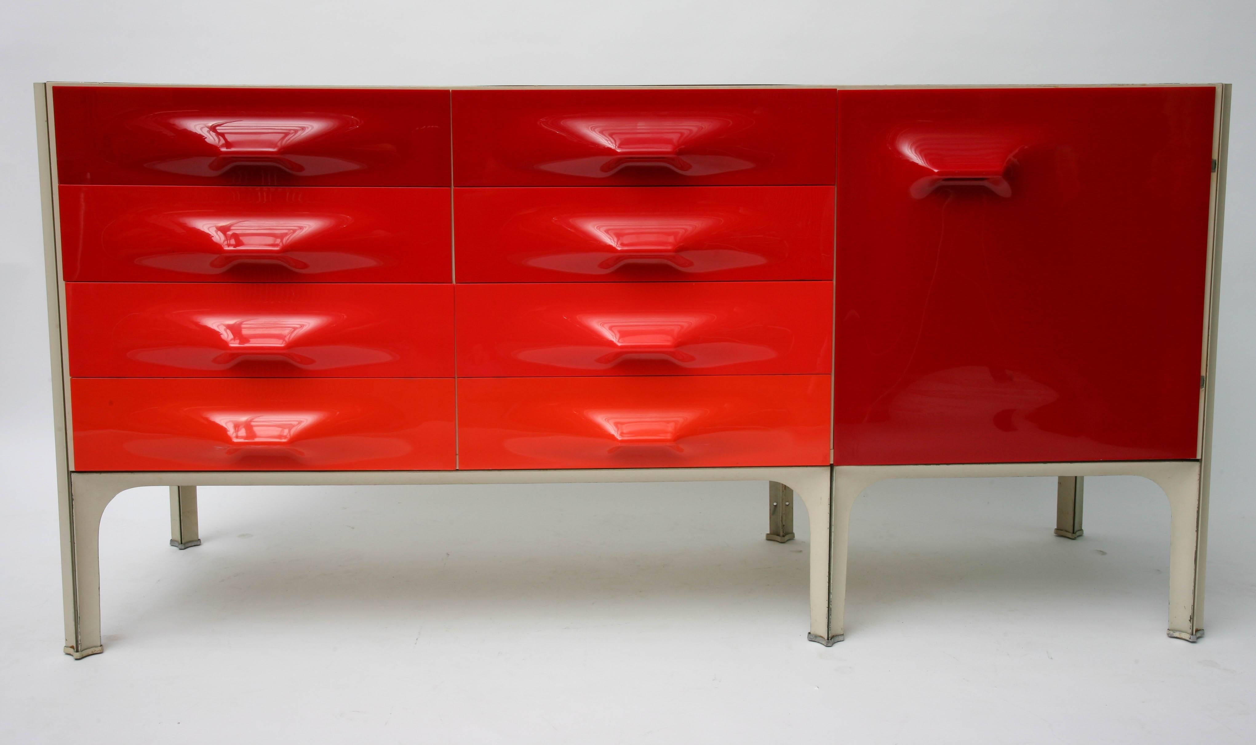 A wonderful design by an important designer.
The cabinet is in great condition including the original feet.