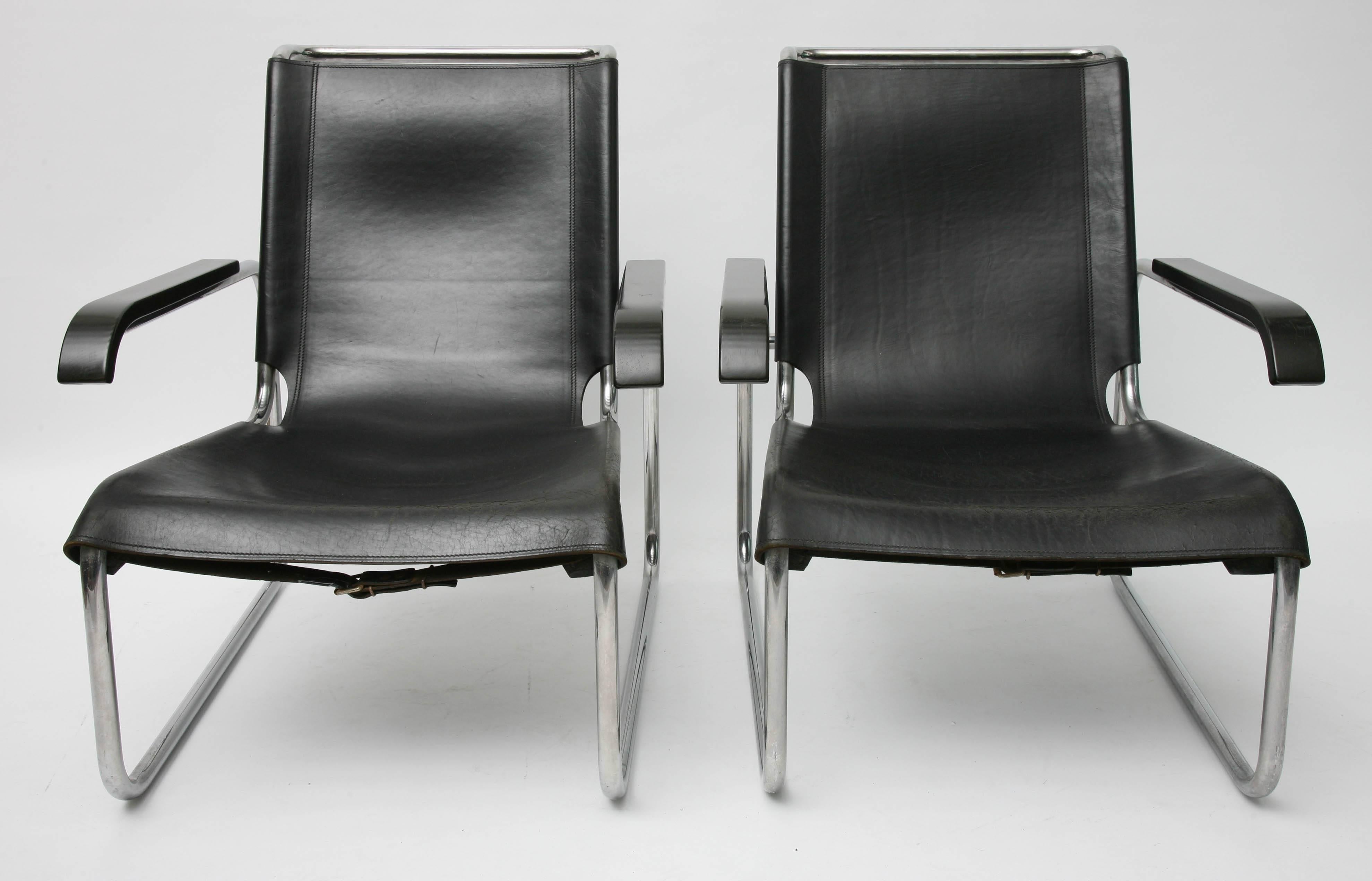 The B-35 lounge chairs were designed in 1929.
This set was manufactured in 1960 by Thonet and distributed by ICF.
Original leather, chrome and lacquered wood arms.