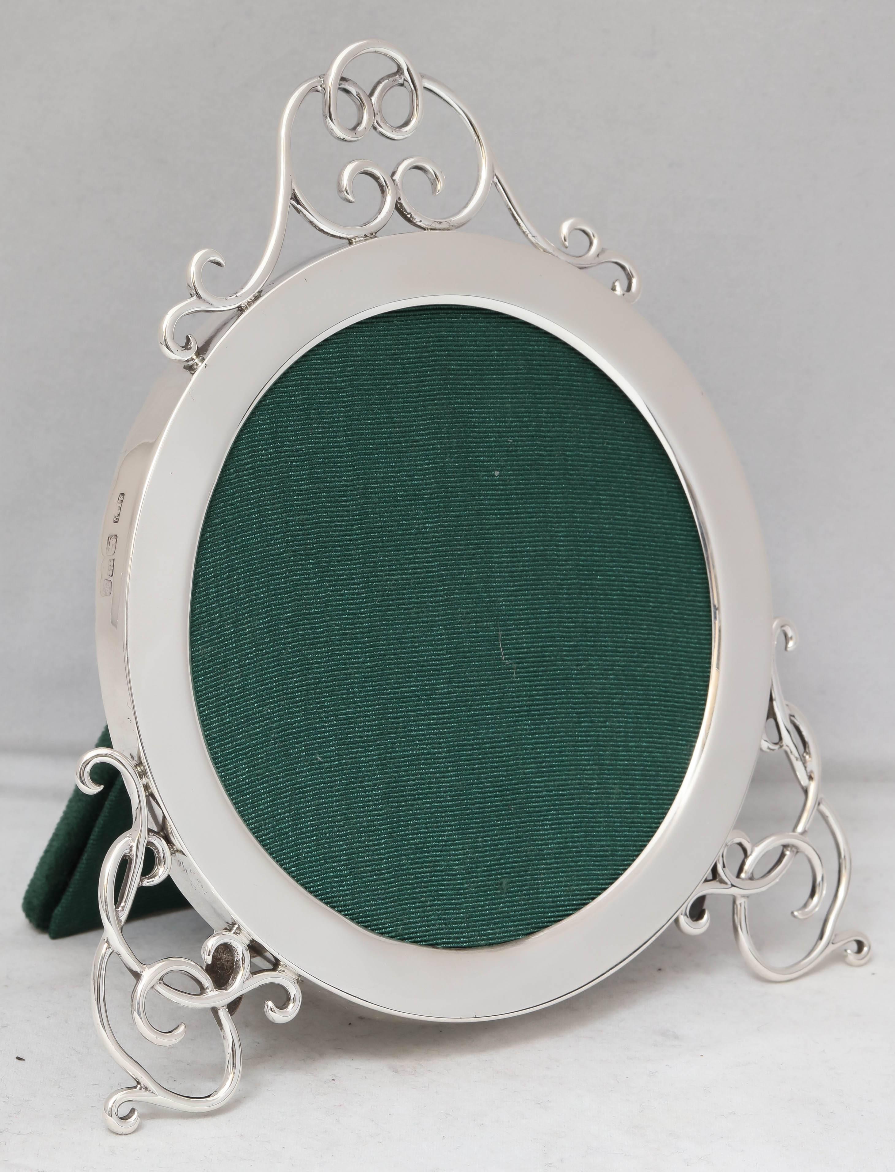Unusual, Edwardian, sterling silver picture frame, Chester England, 1902, Stokes & Ireland, Ltd. makers. Beautiful sterling silver 