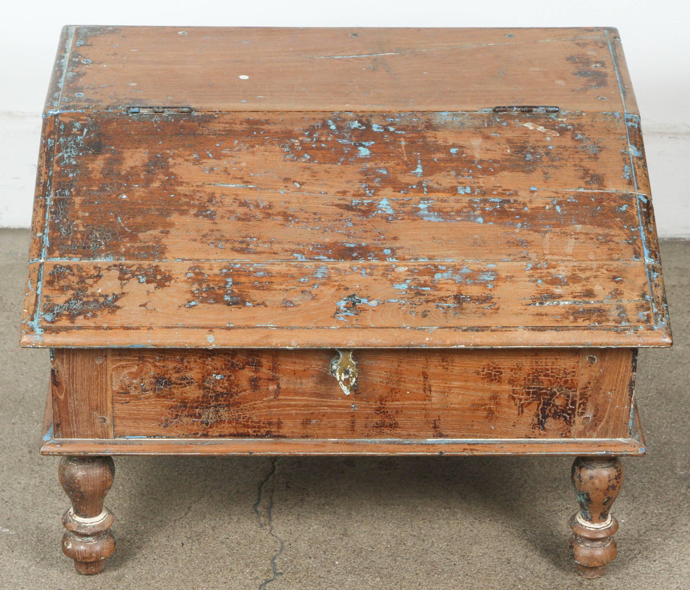 South India low writing desk with storage.
19th century with nice patina with some old blue paint and on four legs.
Treasure box or storage trunk.
