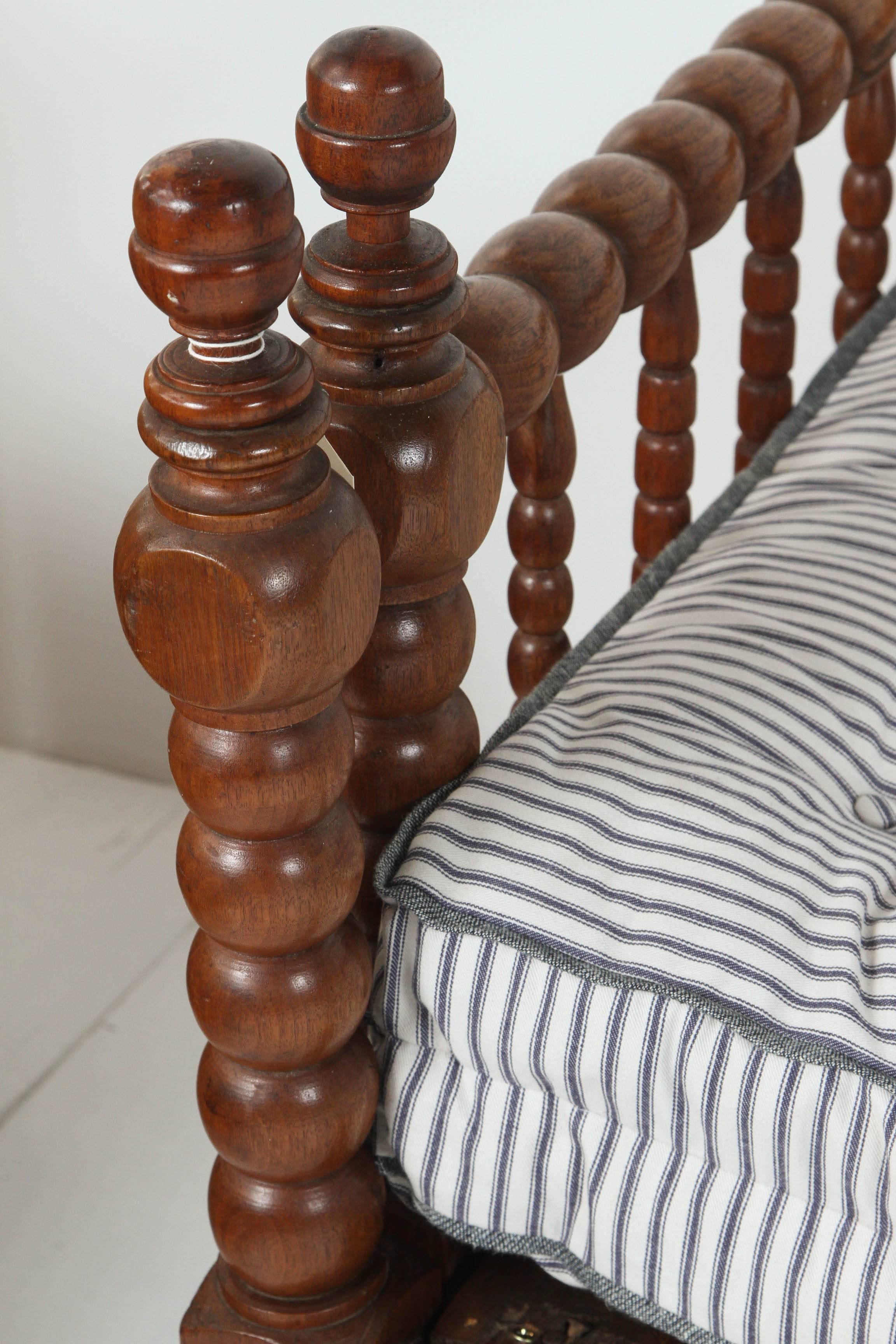 Vintage American Spindle Daybed mit ausziehbarer Liegefläche (Amerikanisch Kolonial)