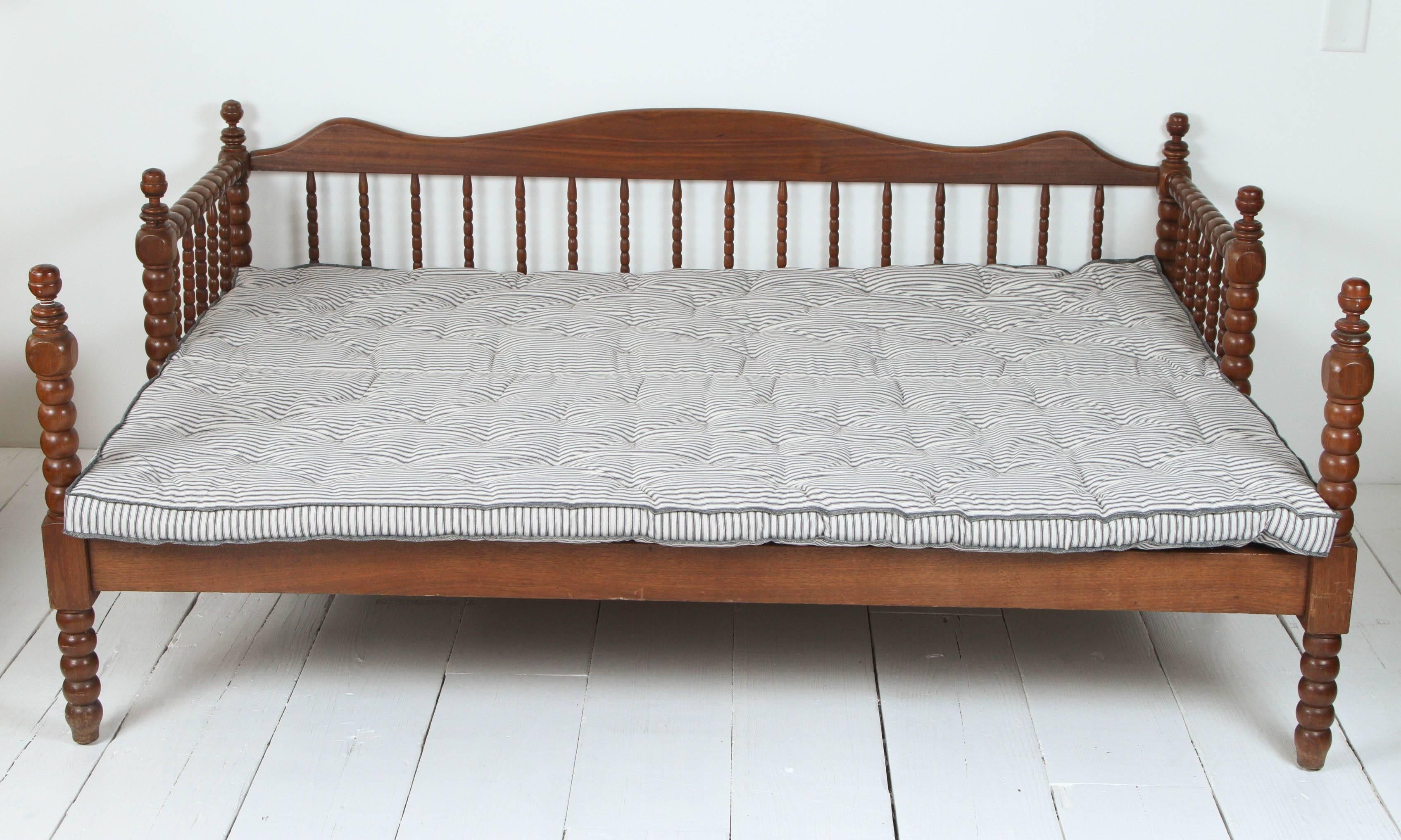 Vintage American Spindle Daybed mit ausziehbarer Liegefläche (amerikanisch)