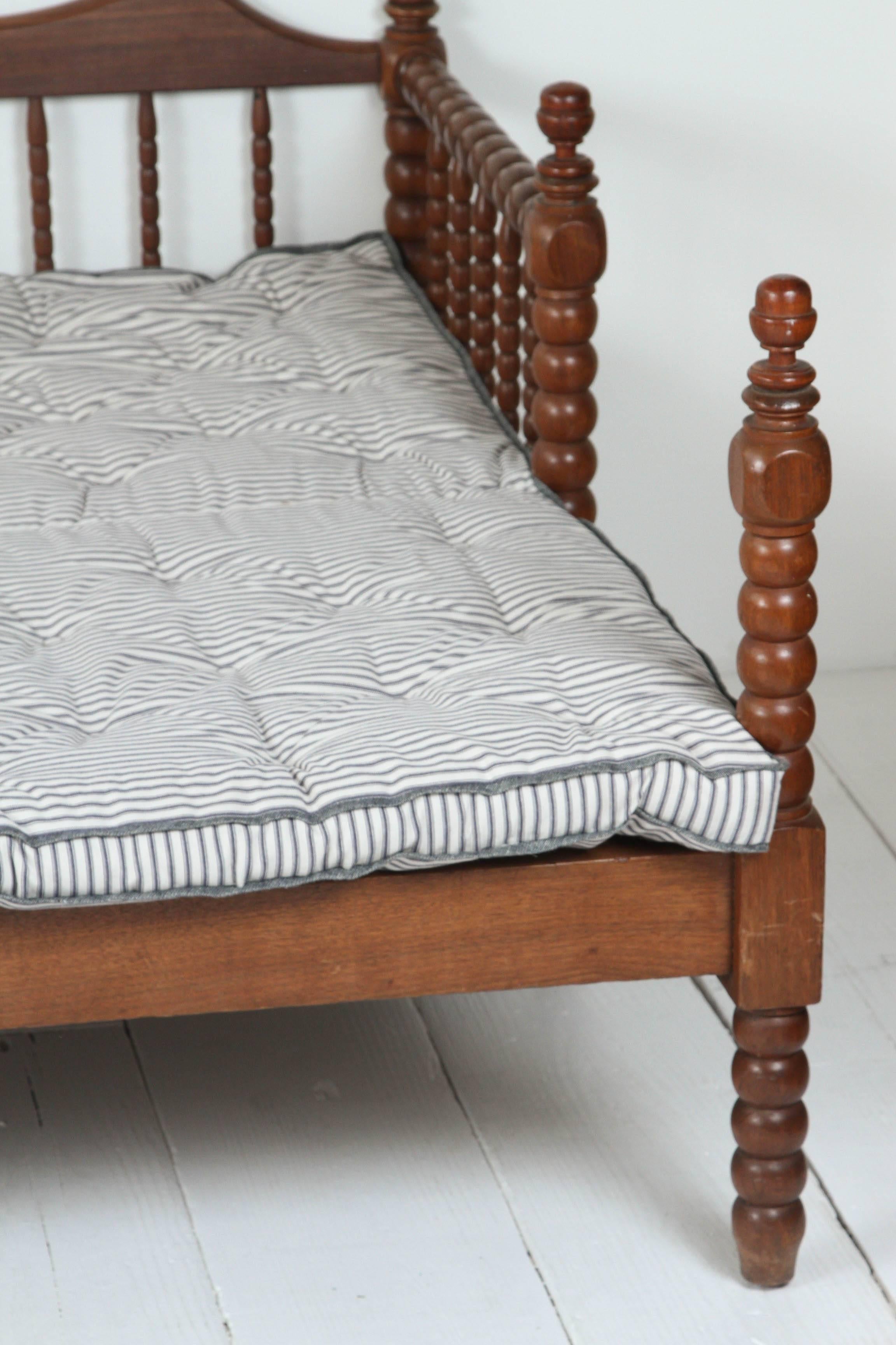 Vintage American Spindle Daybed mit ausziehbarer Liegefläche im Zustand „Hervorragend“ in Los Angeles, CA