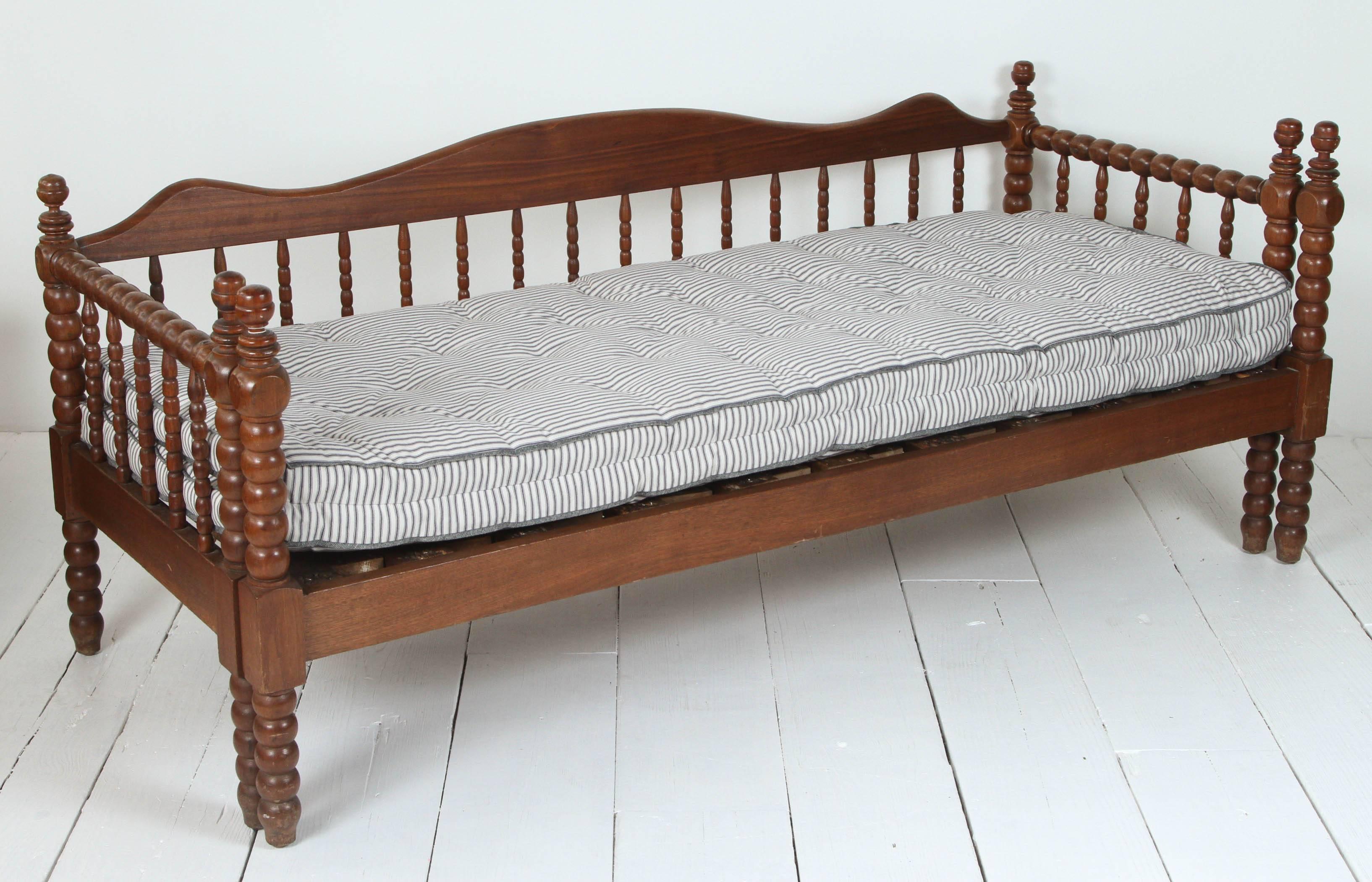 Vintage American Spindle Daybed with Pull-Out Trundle In Excellent Condition In Los Angeles, CA