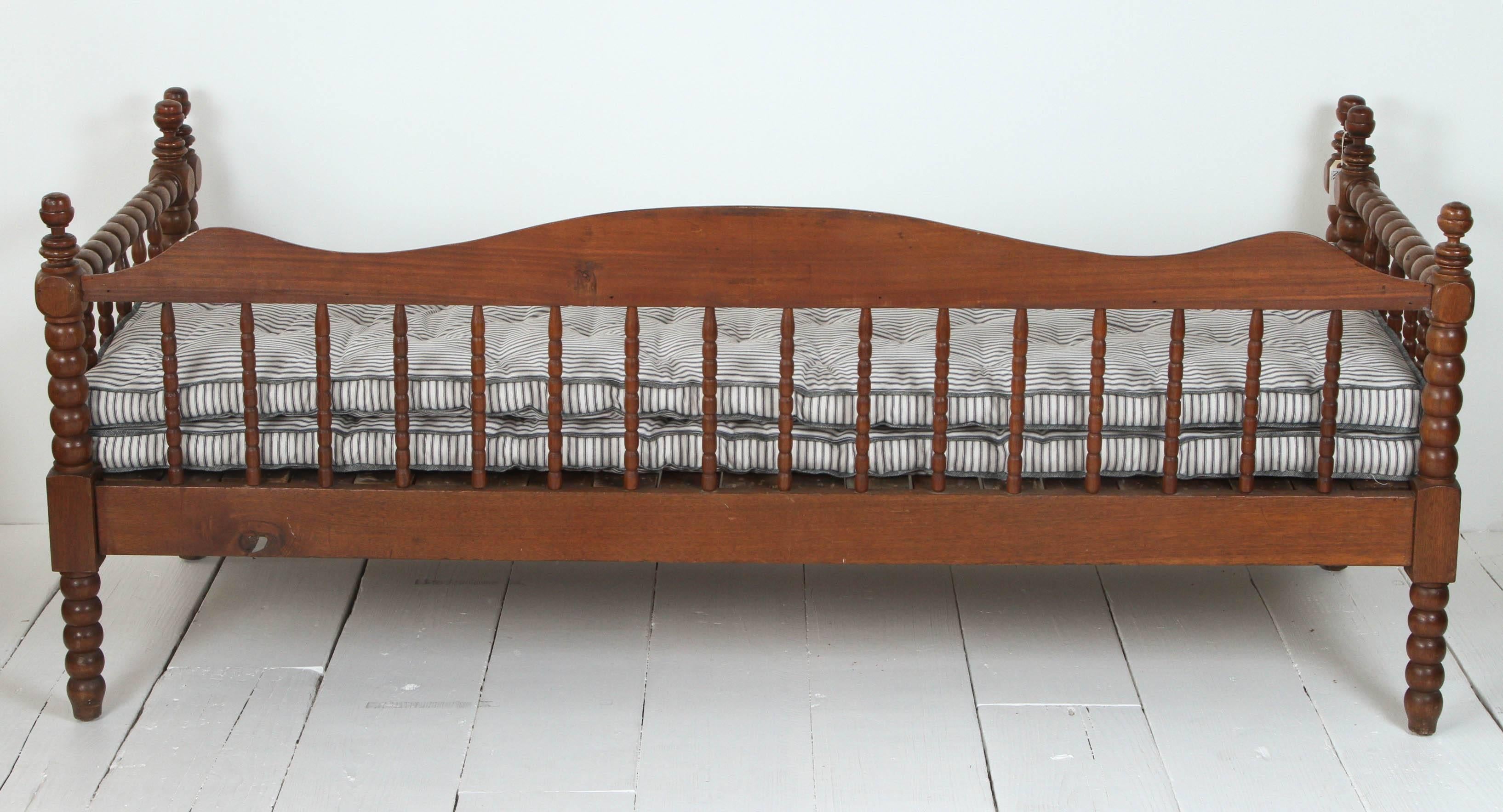 20th Century Vintage American Spindle Daybed with Pull-Out Trundle