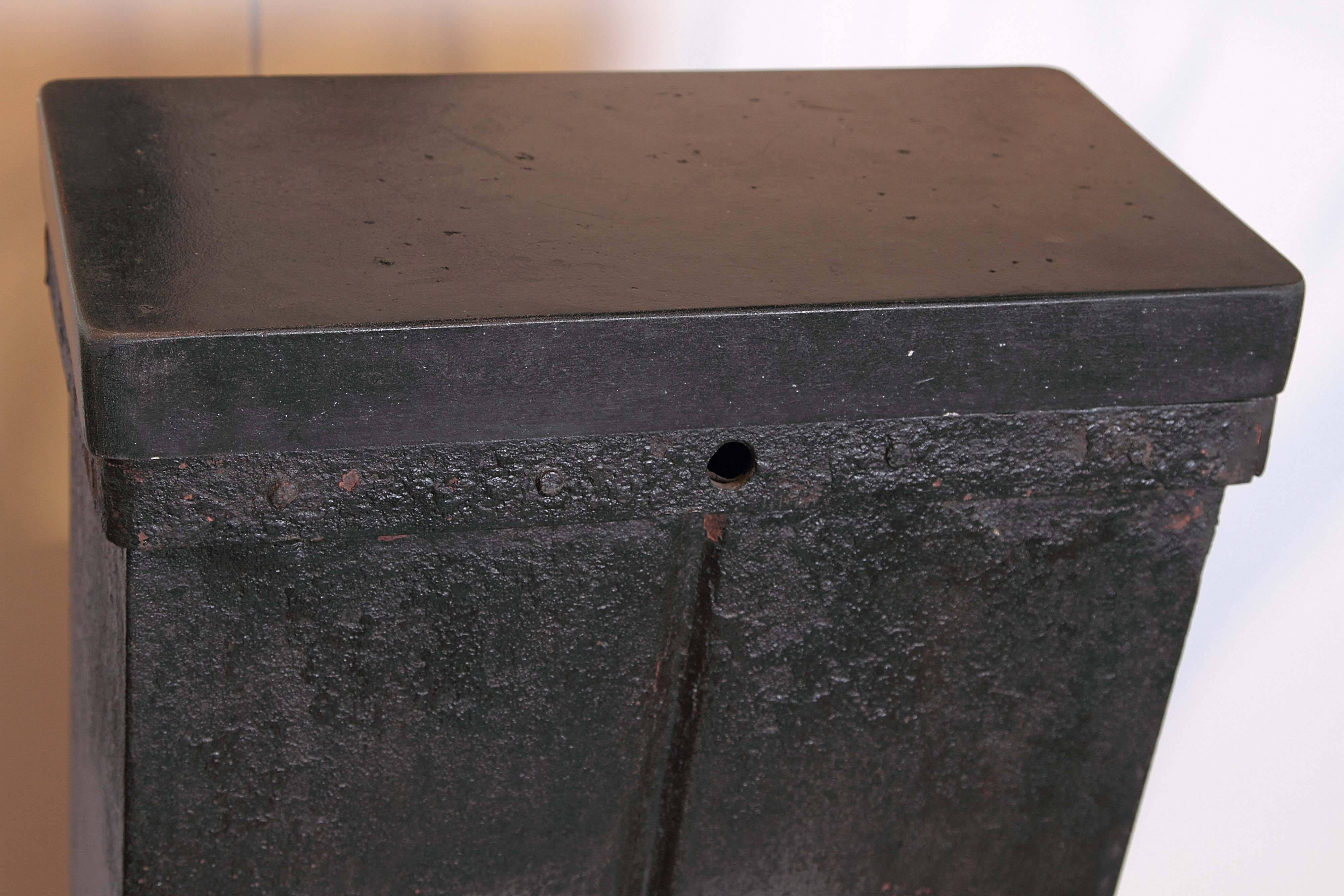 Iron Industrial Black Display Pedestal Table, 41.5