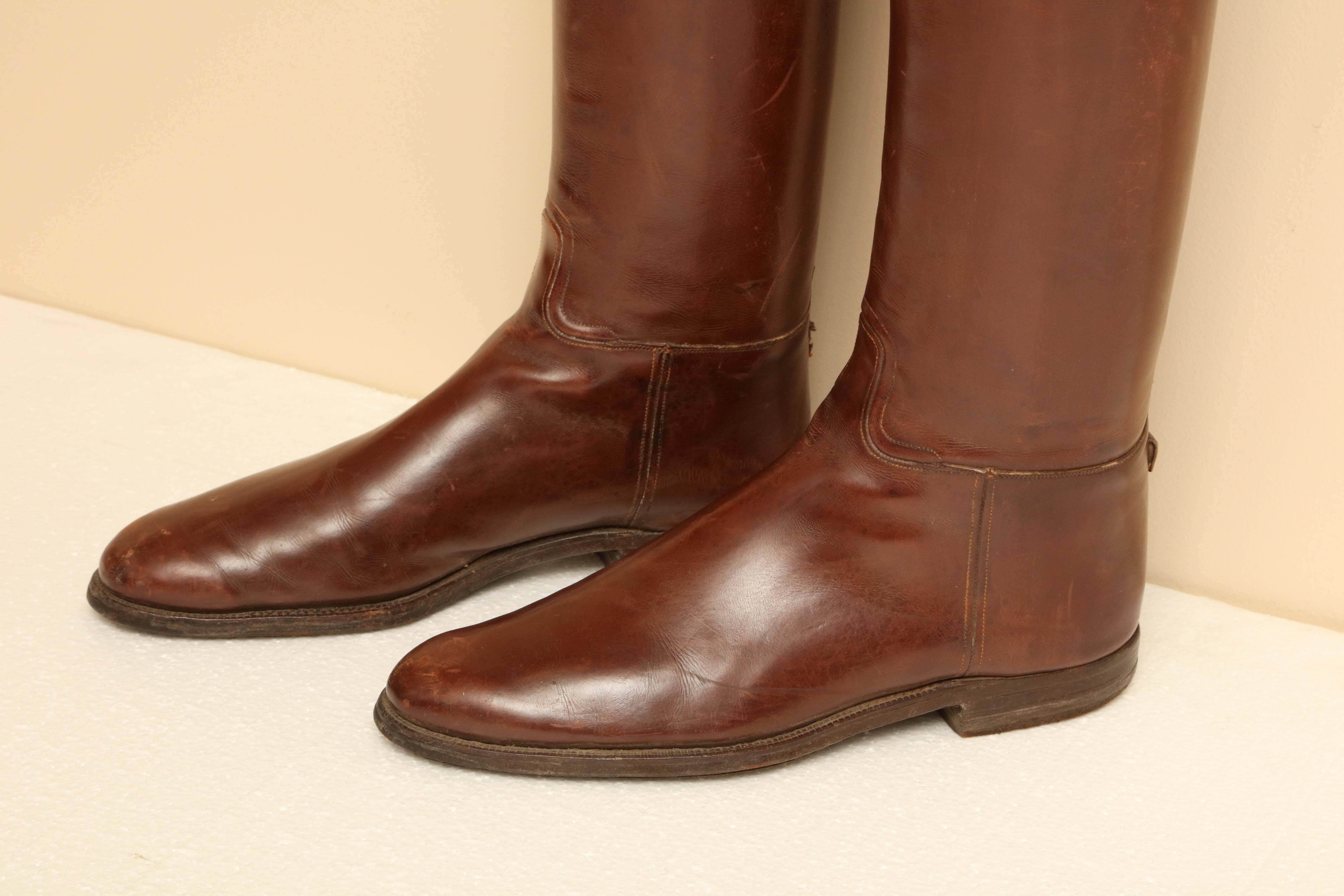 Pair of English riding boots with custom wooden boot trees.
Inside length is 27 centimeters.
9.5 U.K.
10 U.S.
Narrow.