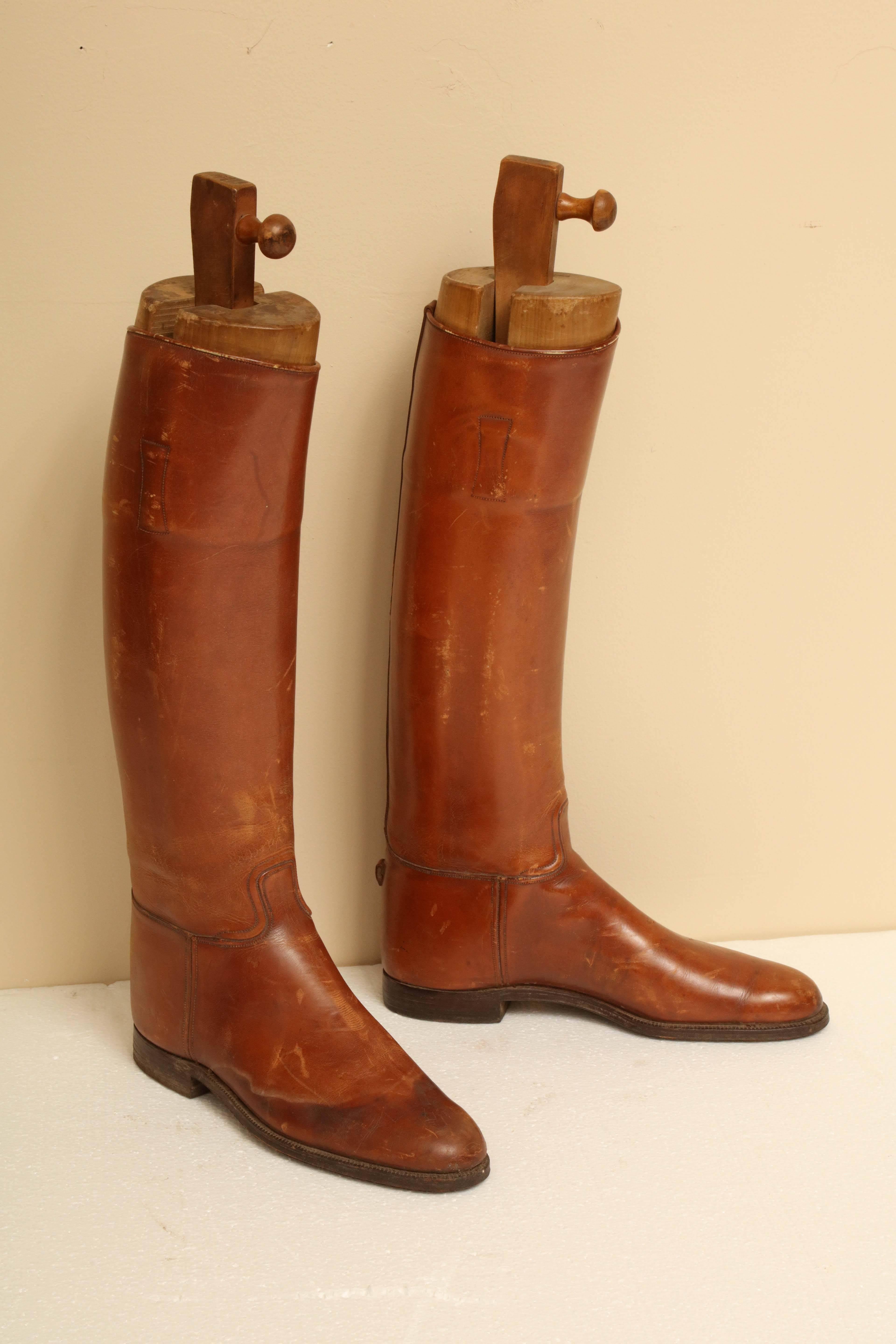 Pair of English riding boots with custom wooden boot trees.
Inside measurement of 27 centimeters long. Size:
9.5 U.K.
10 U.S.
Narrow.