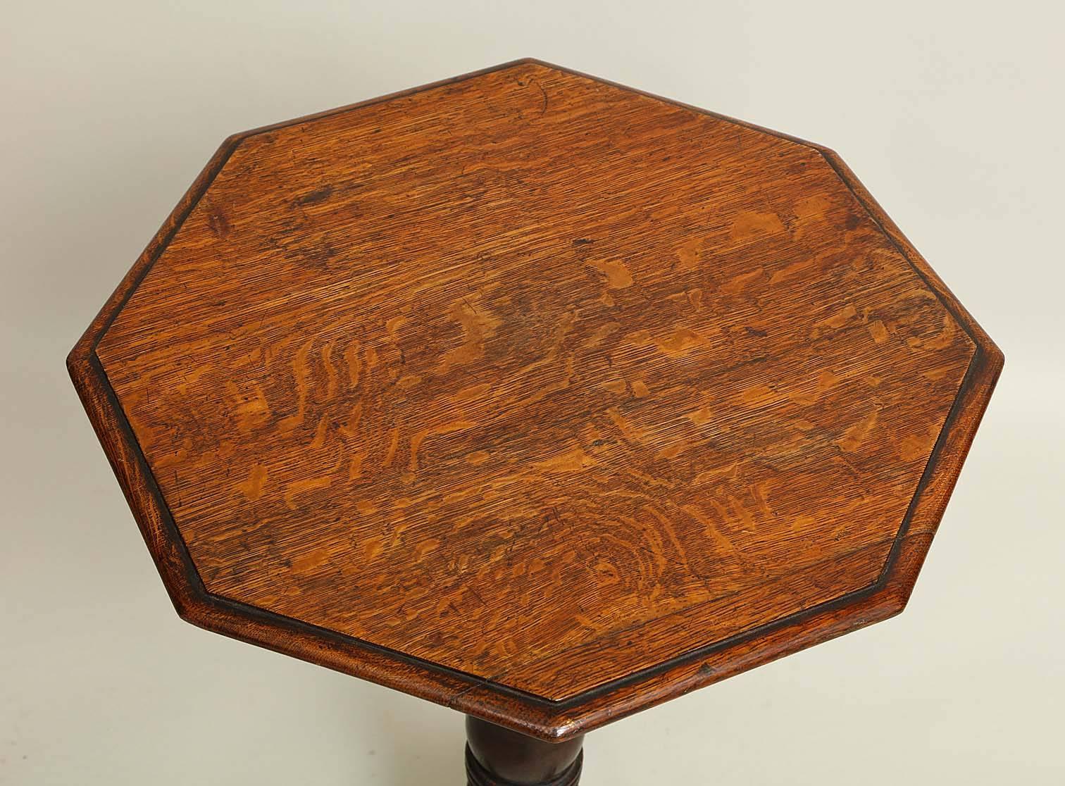 Achteckiger englischer Dreibein-Tisch aus Eiche im Landhausstil (19. Jahrhundert) im Angebot