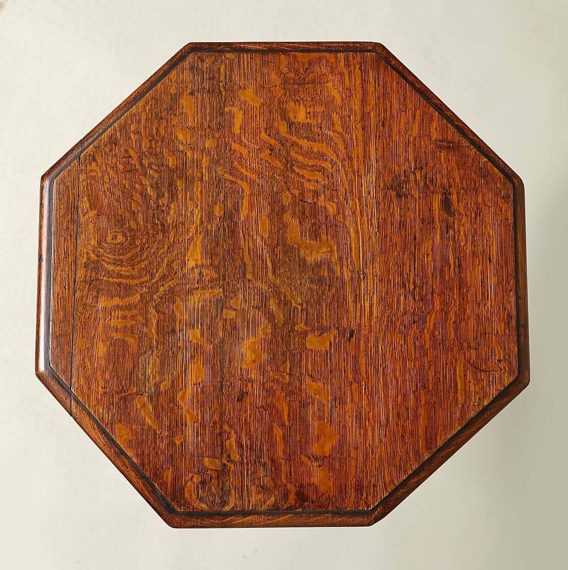 Chêne Table tripode octogonale en chêne de style campagnard anglais en vente