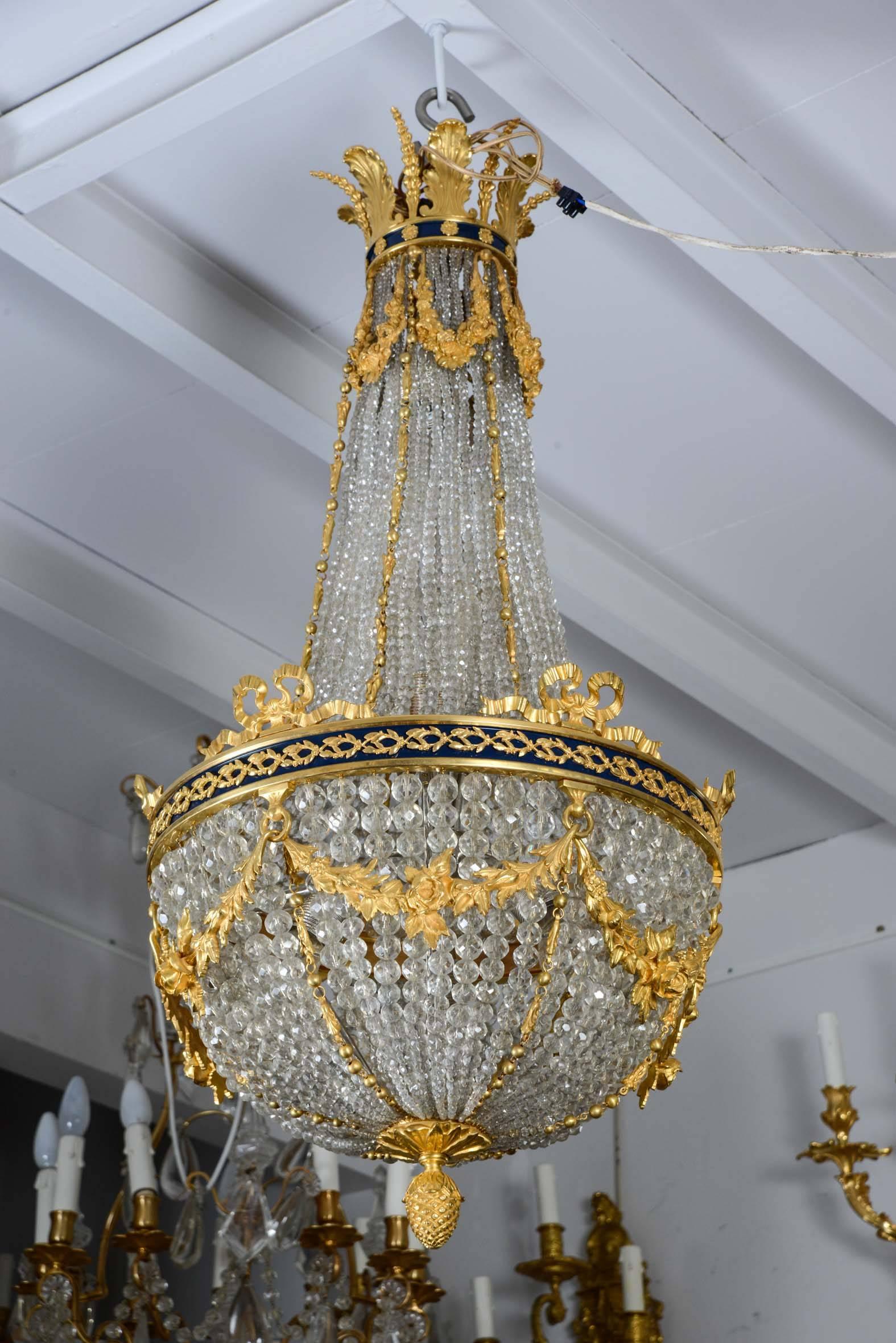 Louis XVI Style Crystal and Bronze Chandelier In Excellent Condition For Sale In Paris, FR