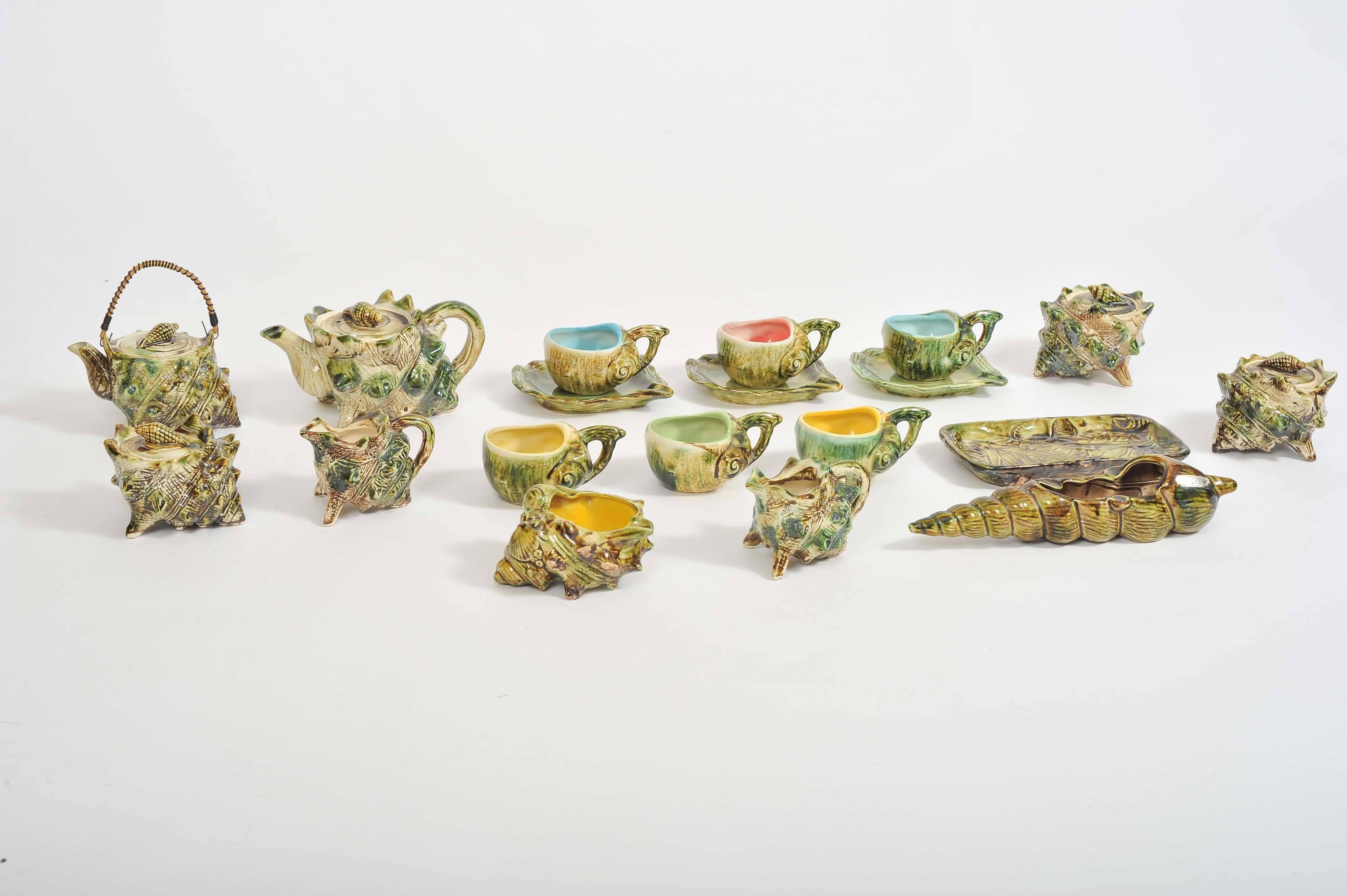 A 1950s vintage kitsch, but cute 'chinoiserie' colourful 15 pieces ceramic tea set from Belgium.

Made by Klemsker/La Panne