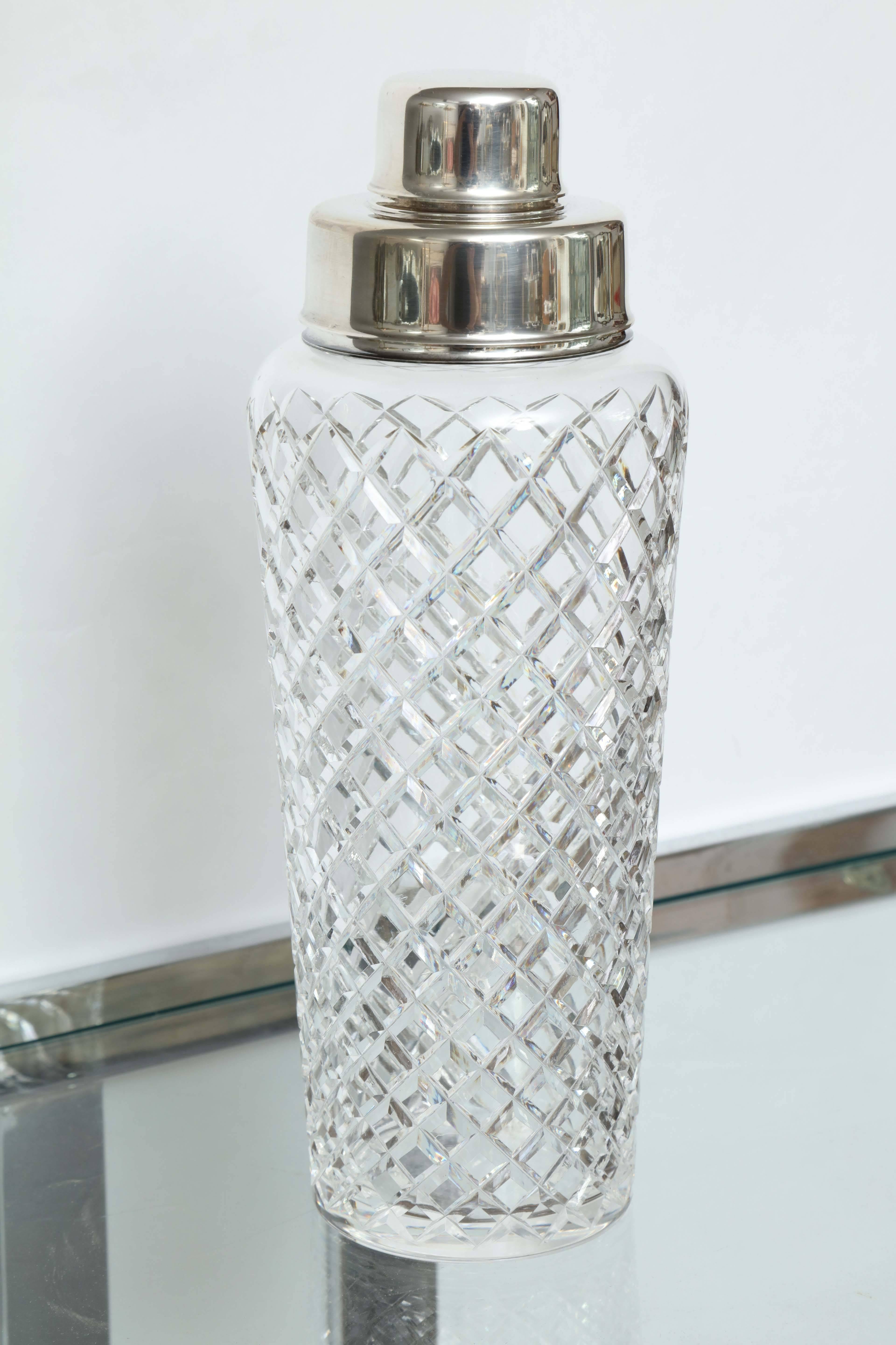 Ein schöner früher Cocktailshaker aus geschliffenem Tiffany-Kristall mit einem Halsband aus Sterlingsilber:: das mit der Marke Tiffany and Co. und einem frühen Herstellerzeichen versehen ist.