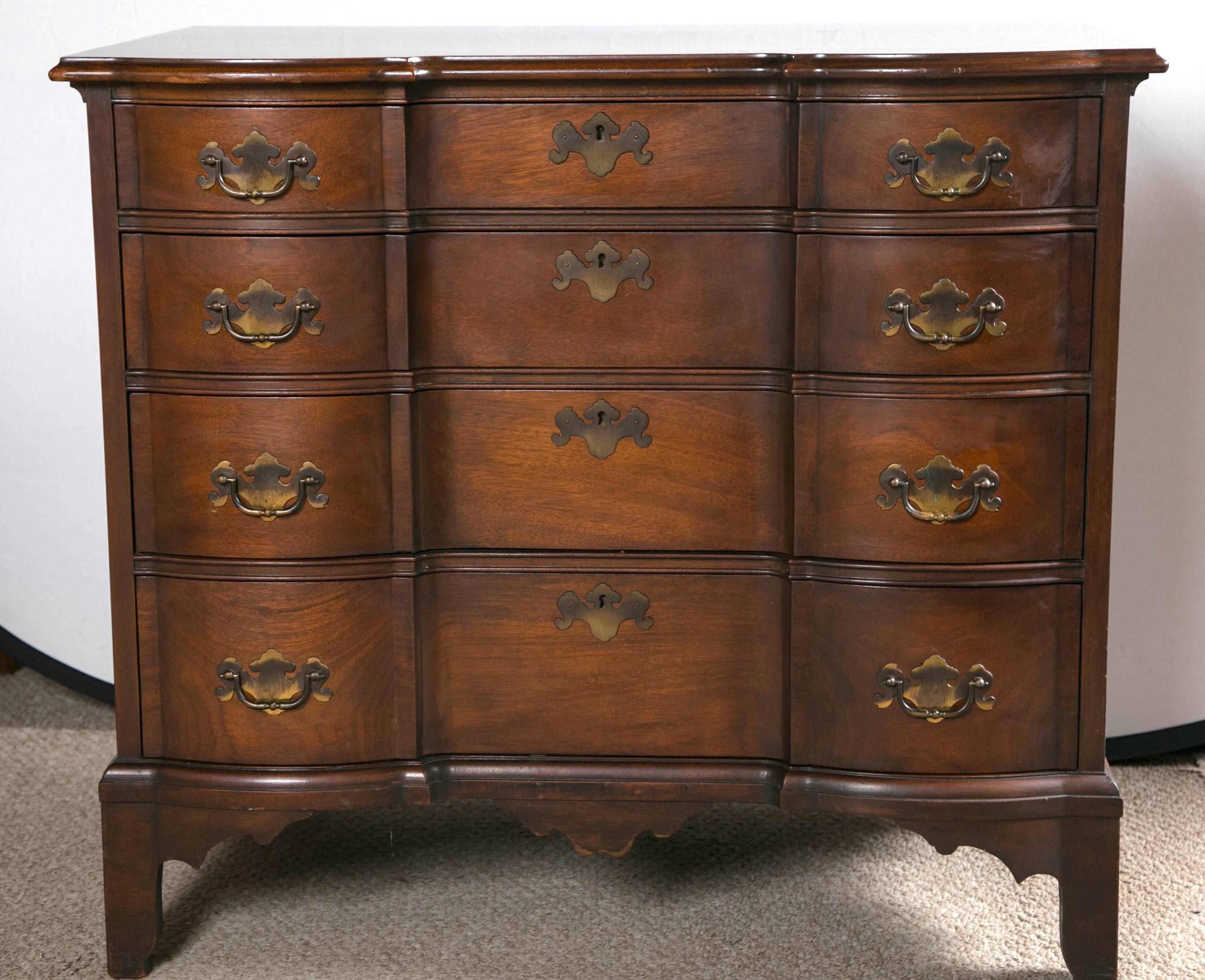 Pair of Georgian Style Bachelor Chests Commodes In Good Condition In Stamford, CT