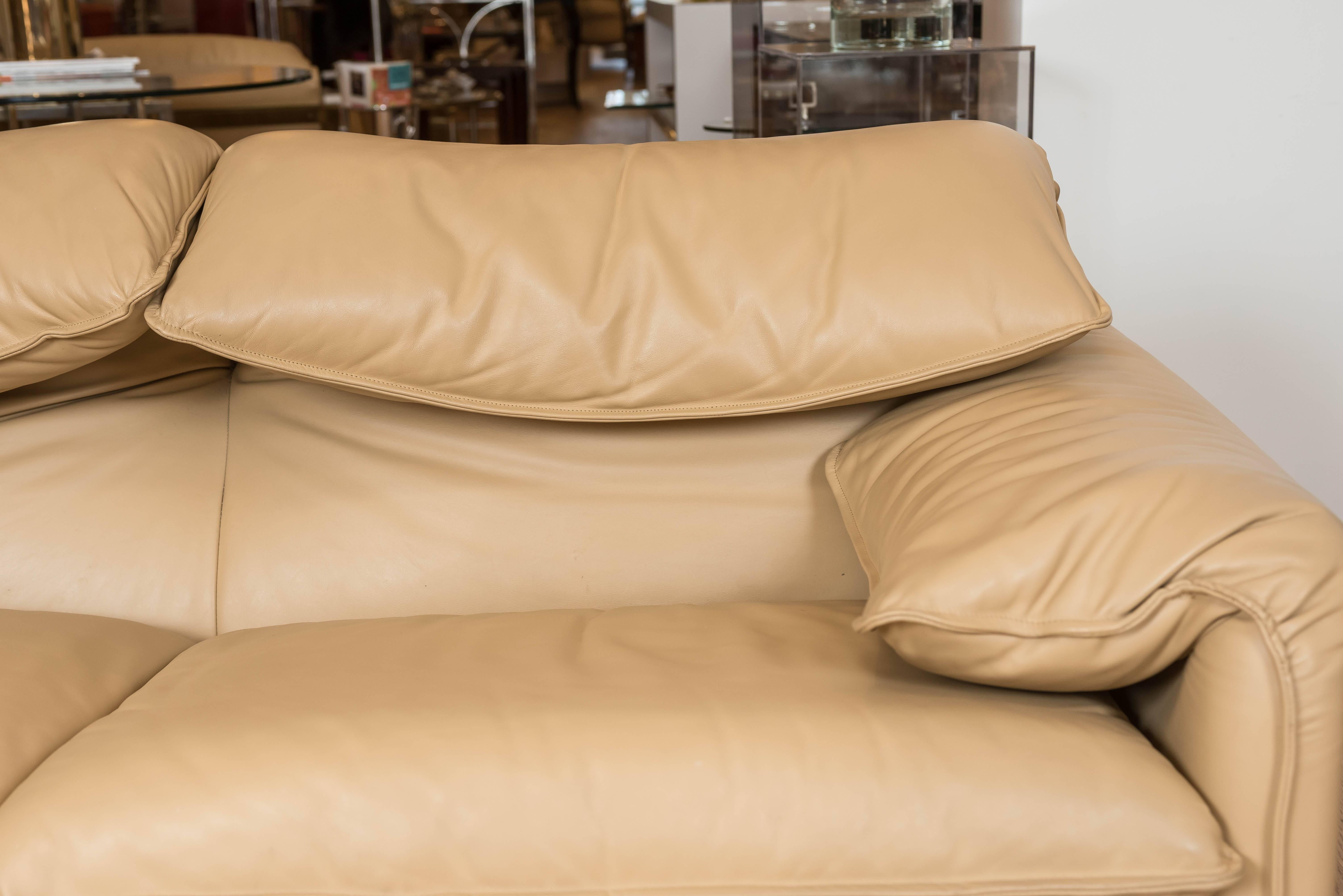 Maralunga Two-Seat Sofa in Leather by Vico Magistretti for Cassina of Italy In Excellent Condition In Toronto, ON