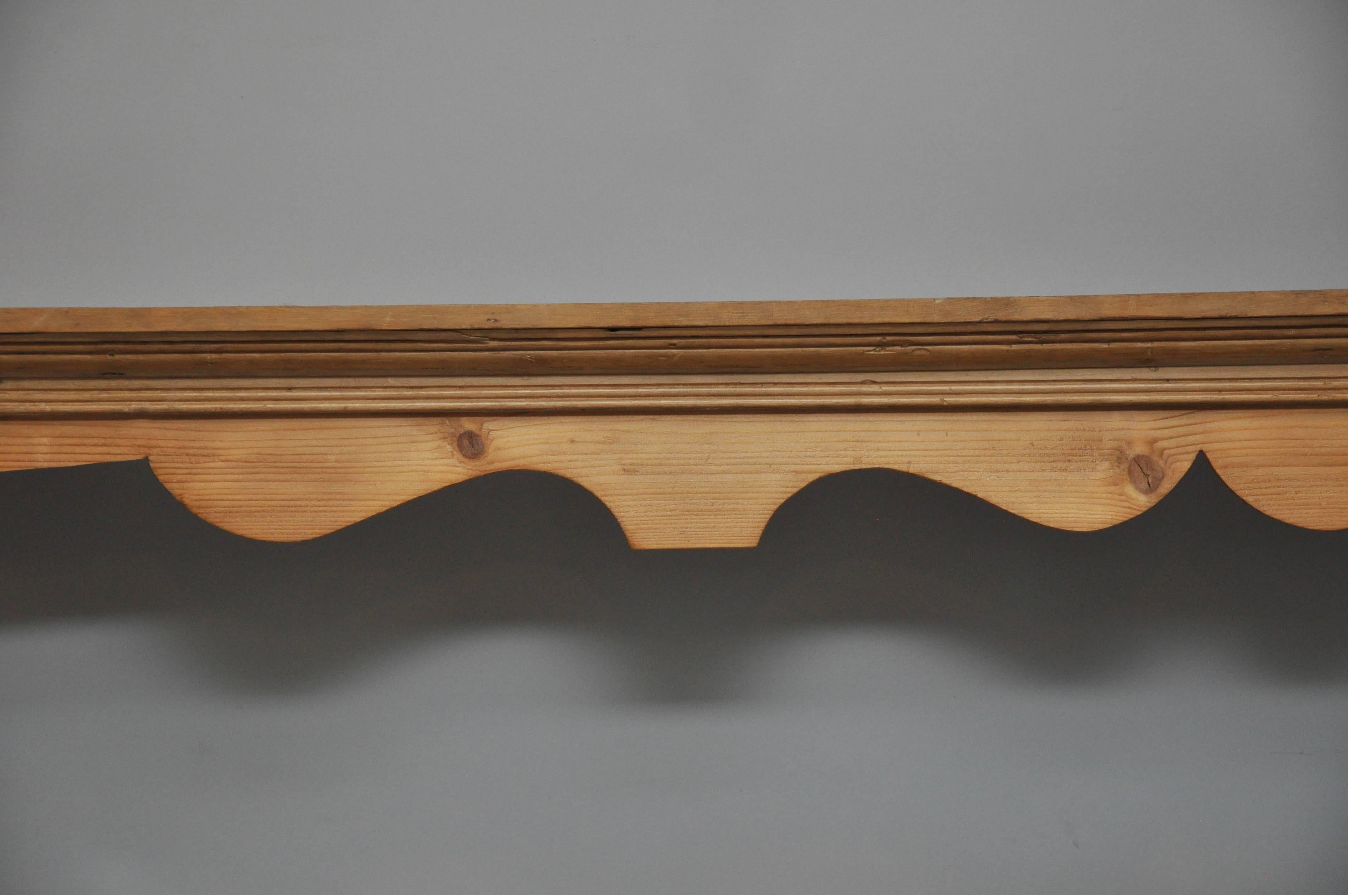 English country pine plate rail with four shelves and rectangular bonnet with scalloped apron.