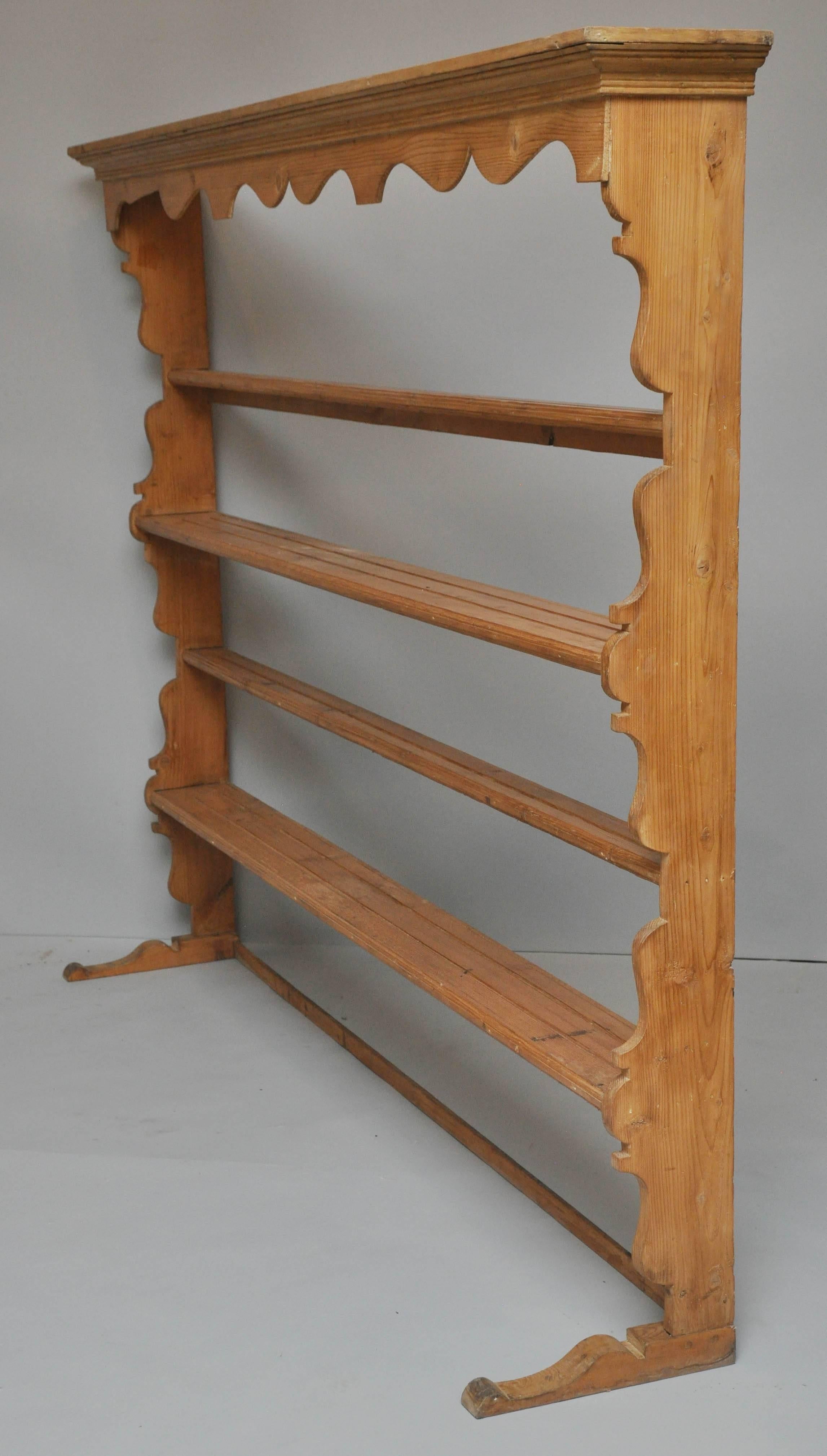 English Pine Plate Rail In Good Condition In Chicago, IL
