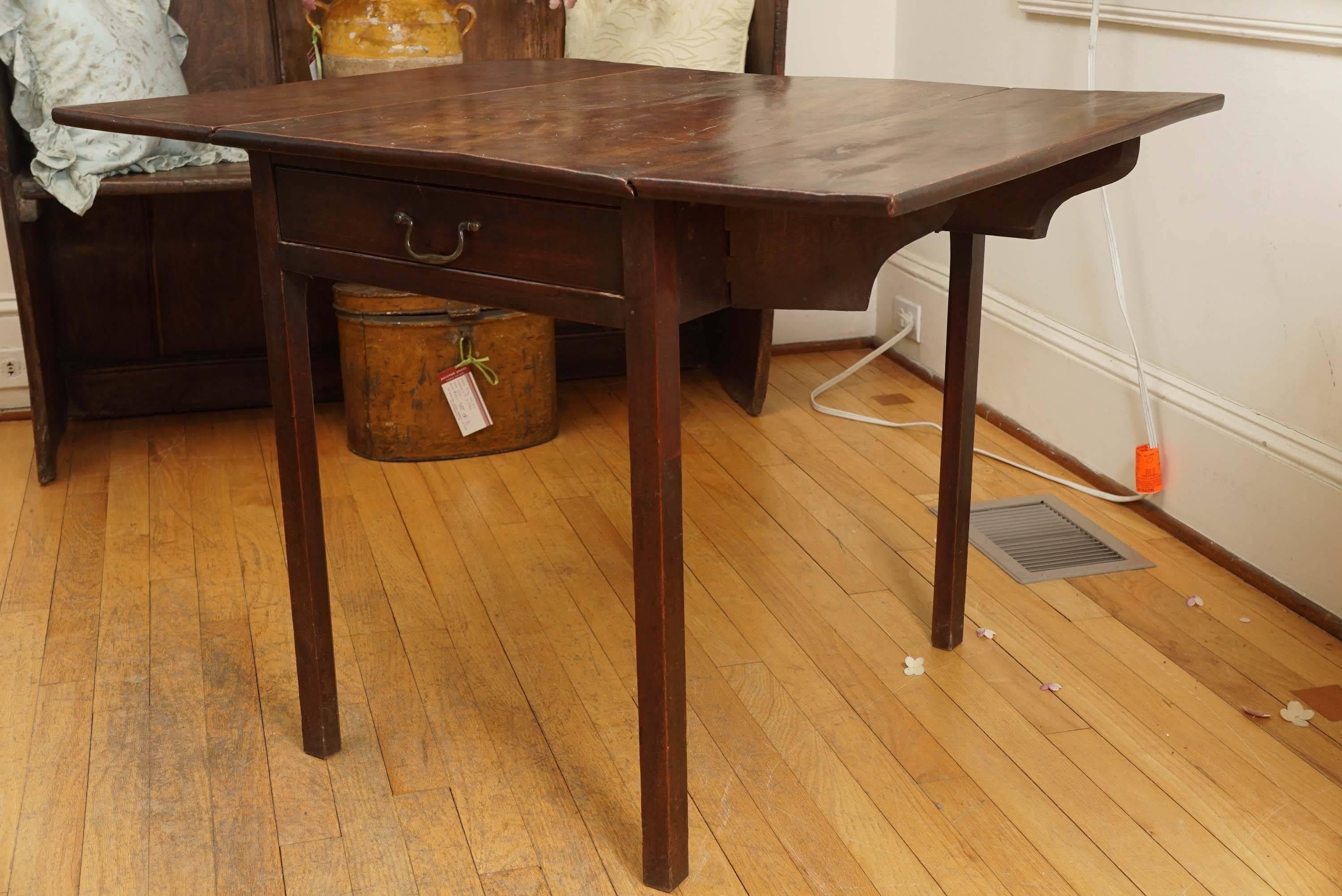 Mahogany Drop-Leaf Table In Good Condition In Sheffield, MA