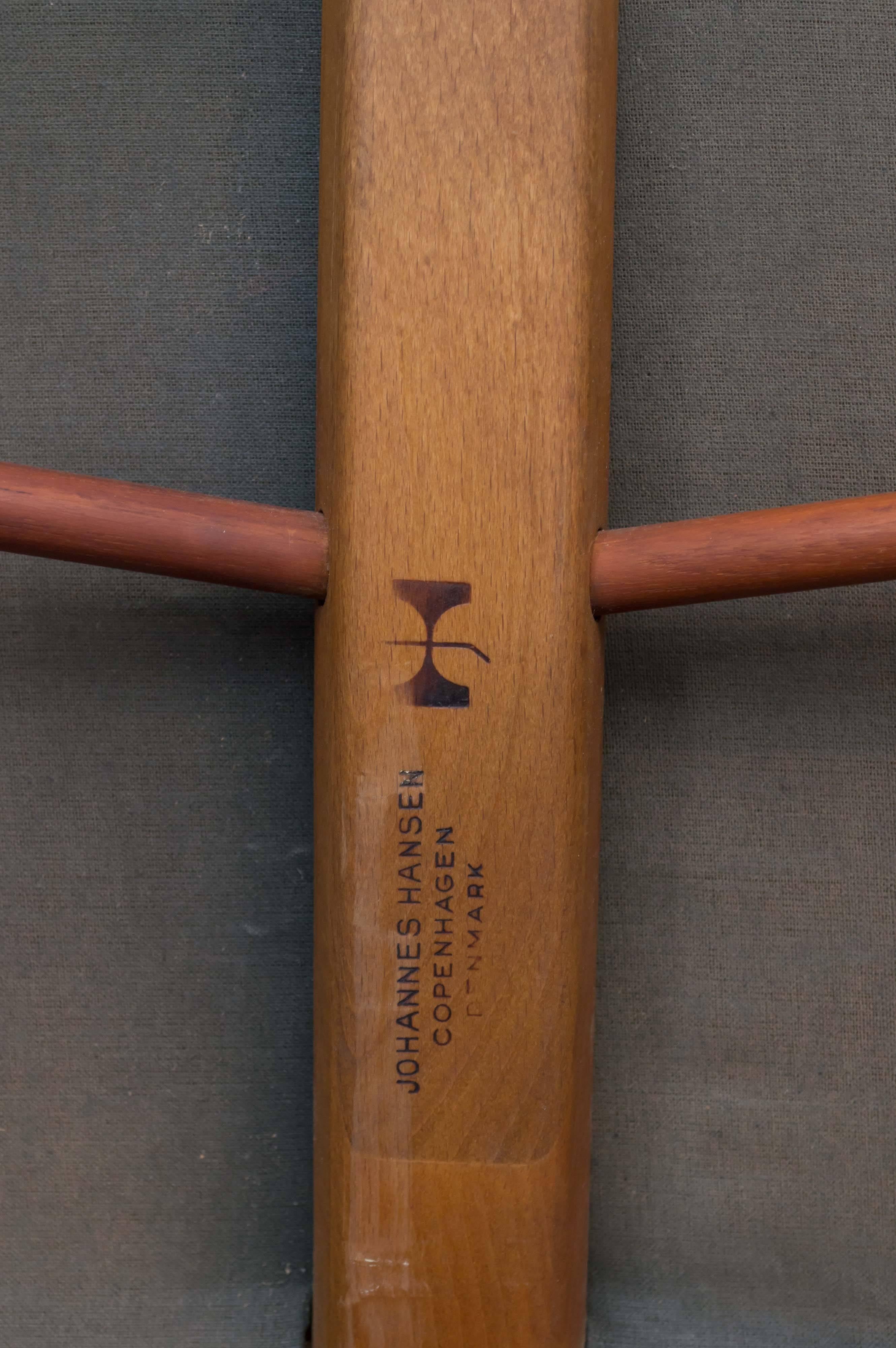 Oak Hans Wegner Settee Model JH 555 For Sale
