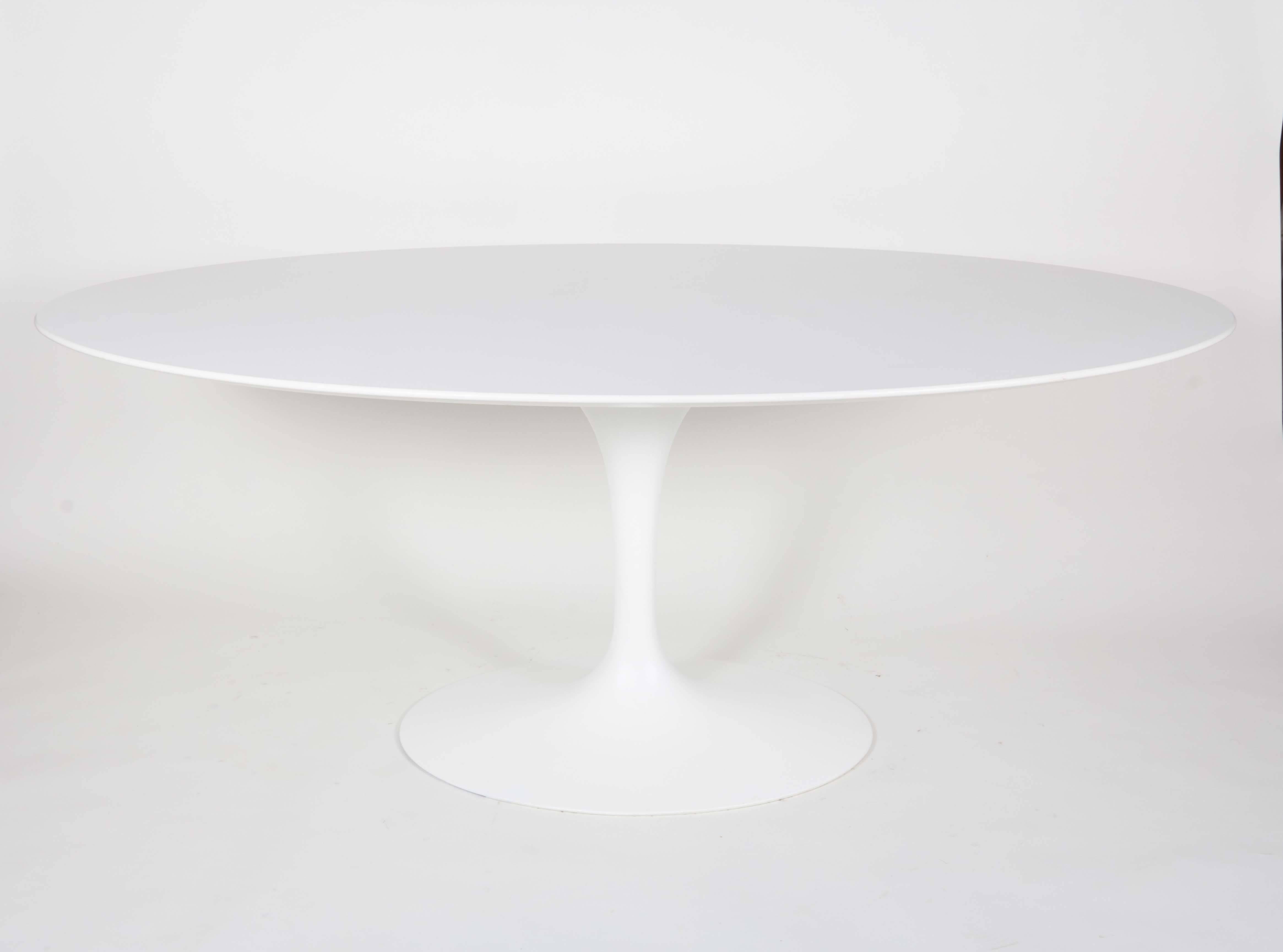 Eero Saarinen said that “the underside of typical tables and chairs makes a confusing, unrestful world.” Later that year, he completed his pedestal table, 1956, whose form was inspired by a drop of high-viscosity liquid.