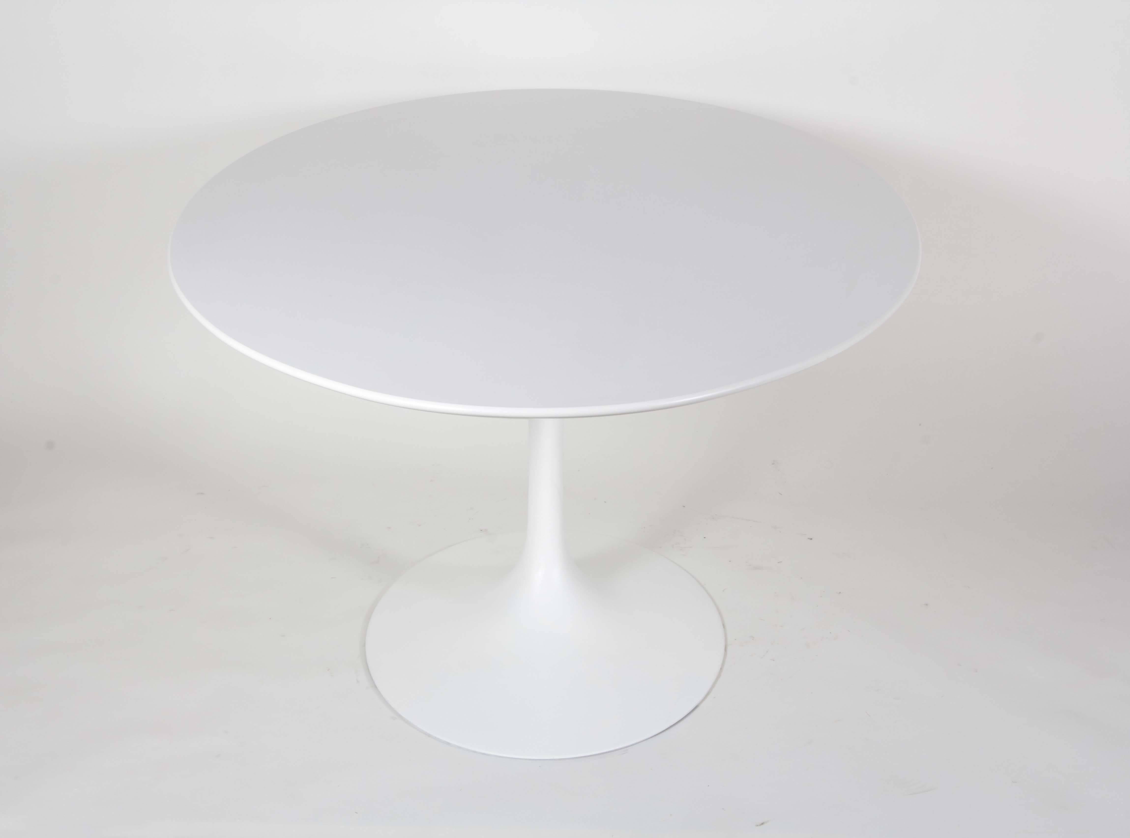 Knoll Saarinen Oval Laminate Dining Table In Excellent Condition In New York, NY