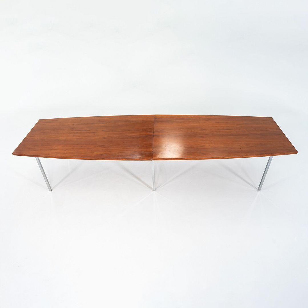 1970s 12.5ft John Widdicomb Conference Table in Walnut with Chromed Steel Legs (Table de conférence en noyer avec pieds en acier chromé) Bon état - En vente à Philadelphia, PA